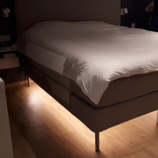 Bettbeleuchtung 2 Seiten komplettes Set 2 Meter LED Streifen Warmweiß mit Bewegungssensor und Eckprofil