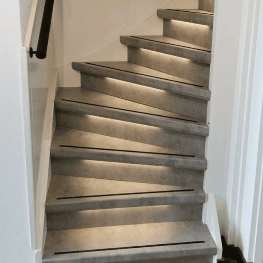 Bewegungsmelder für Treppenbeleuchtung mit Controller