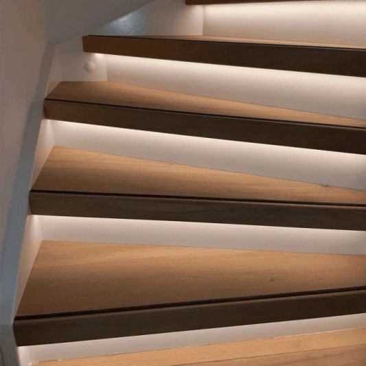 Bewegungsmelder für Treppenbeleuchtung mit Controller