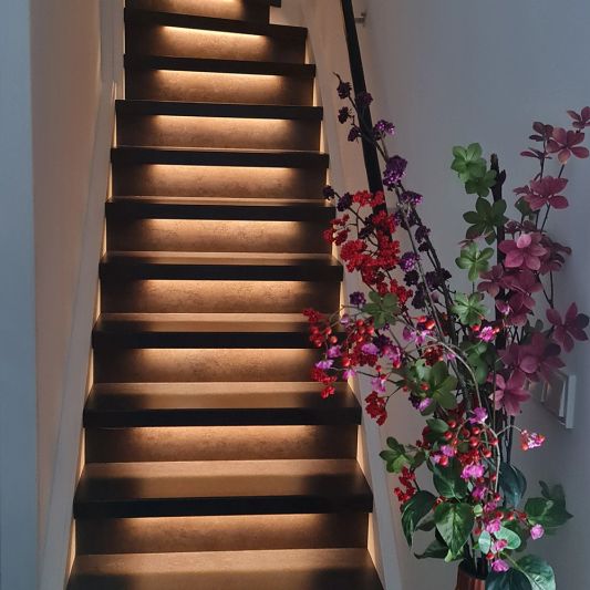 Dynamische Treppenstufenbeleuchtung 50 cm für max. 16 Stufen inklusive Sensoren und 1 Programm - Warmweißes Licht