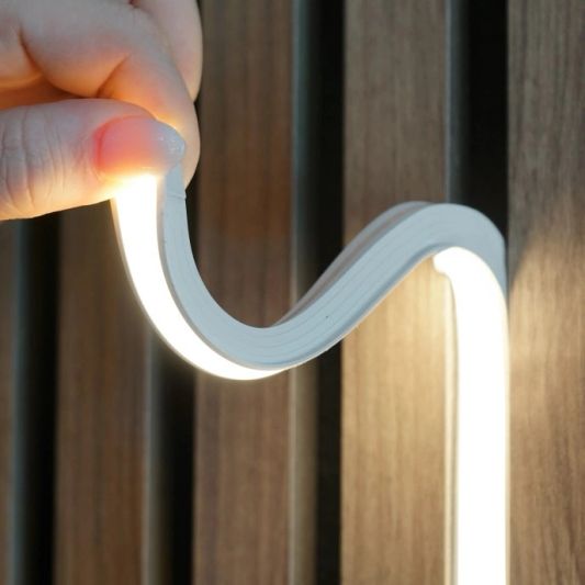 LED Streifen im flexiblen weißen Einbauprofil | Hellweiß | 7,5 Meter