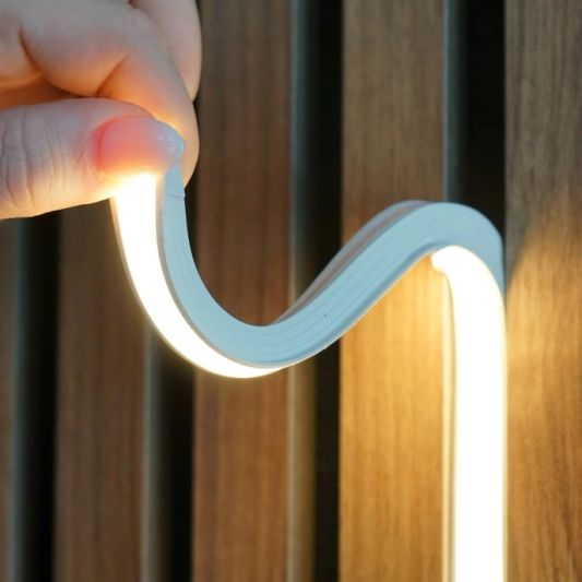 LED Streifen im flexiblen weißen Einbauprofil | Warmweiß | 1 Meter