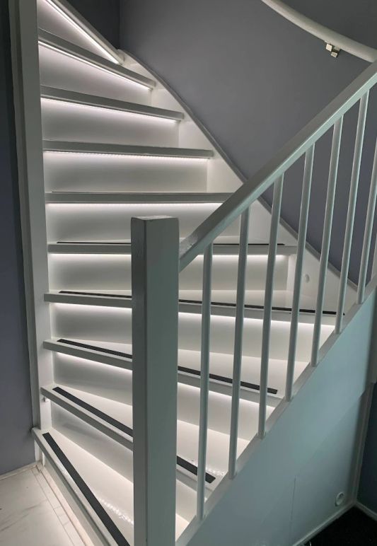 LED Treppenstufenbeleuchtung Premium - LED Streifen Set mit Profil - Hellweiß 130 cm