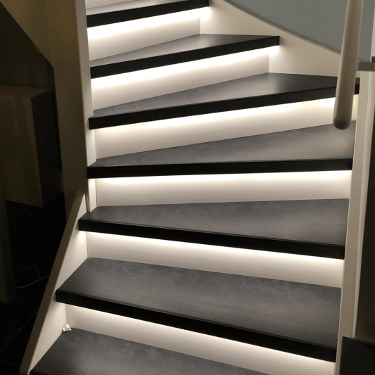 EinzelneTreppenbeleuchtung LED Streifen Neutralweiß