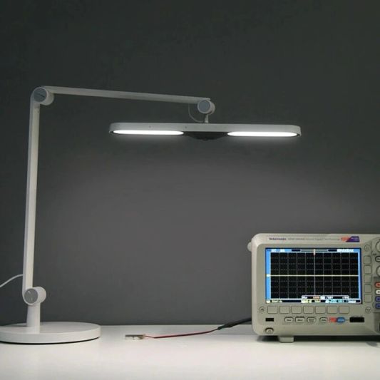 Yeelight Smarte Schreibtischlampe mit Standfuß und Lichtsensor – 12W, Warm- und Tageslichtweiß