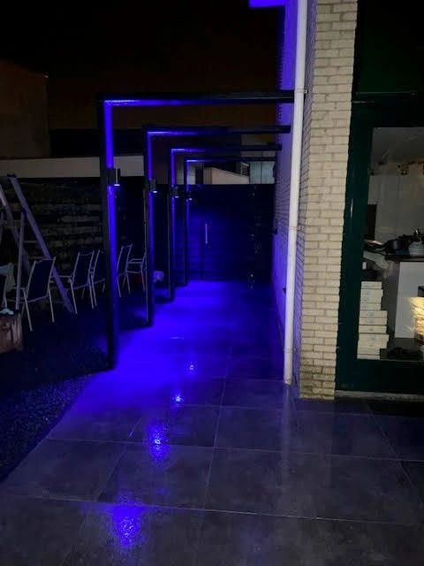 Schwarze up/down Wandleuchte für draußen mit Zigbee GU10 Strahler - Rund