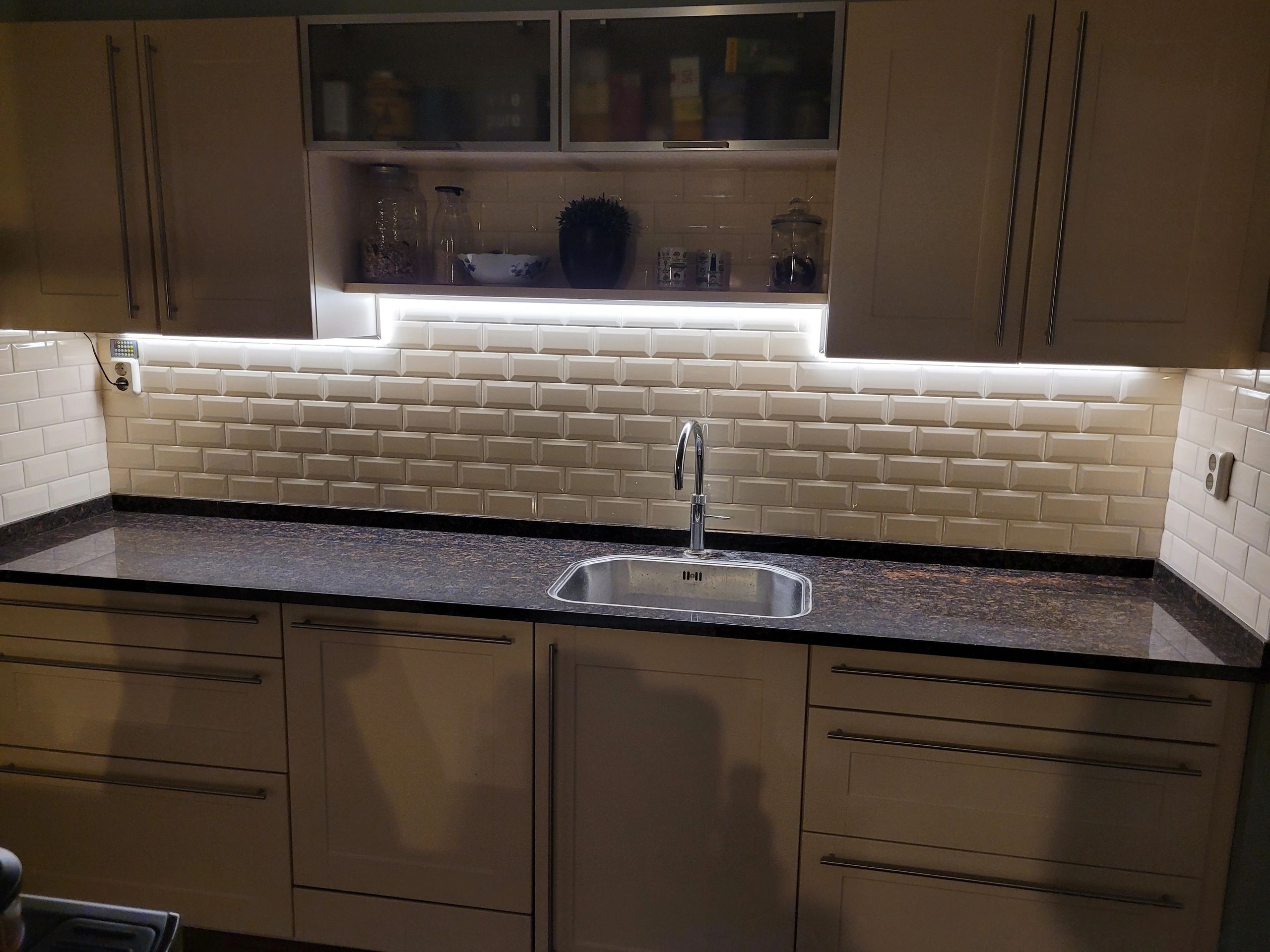 LED Streifen Aufbauprofil breites Modell - komplett inklusiv gerade Abschlusskappe 1 Meter