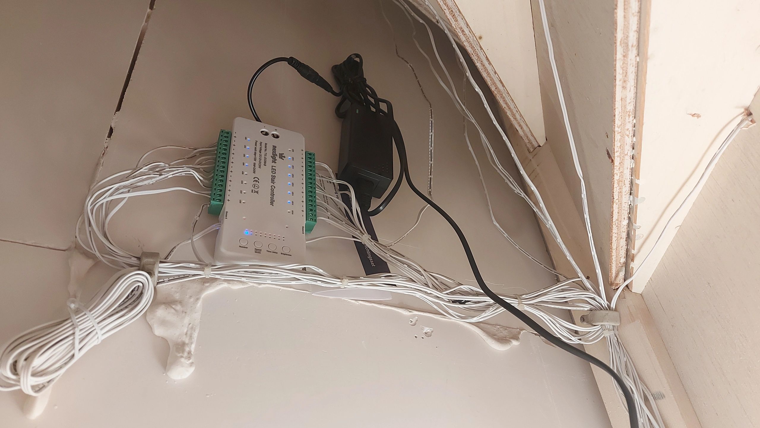 Dynamische Treppenbeleuchtungset 50 cm für max 16 Stufen inklusive Fernbedienung - Warmweißes Licht