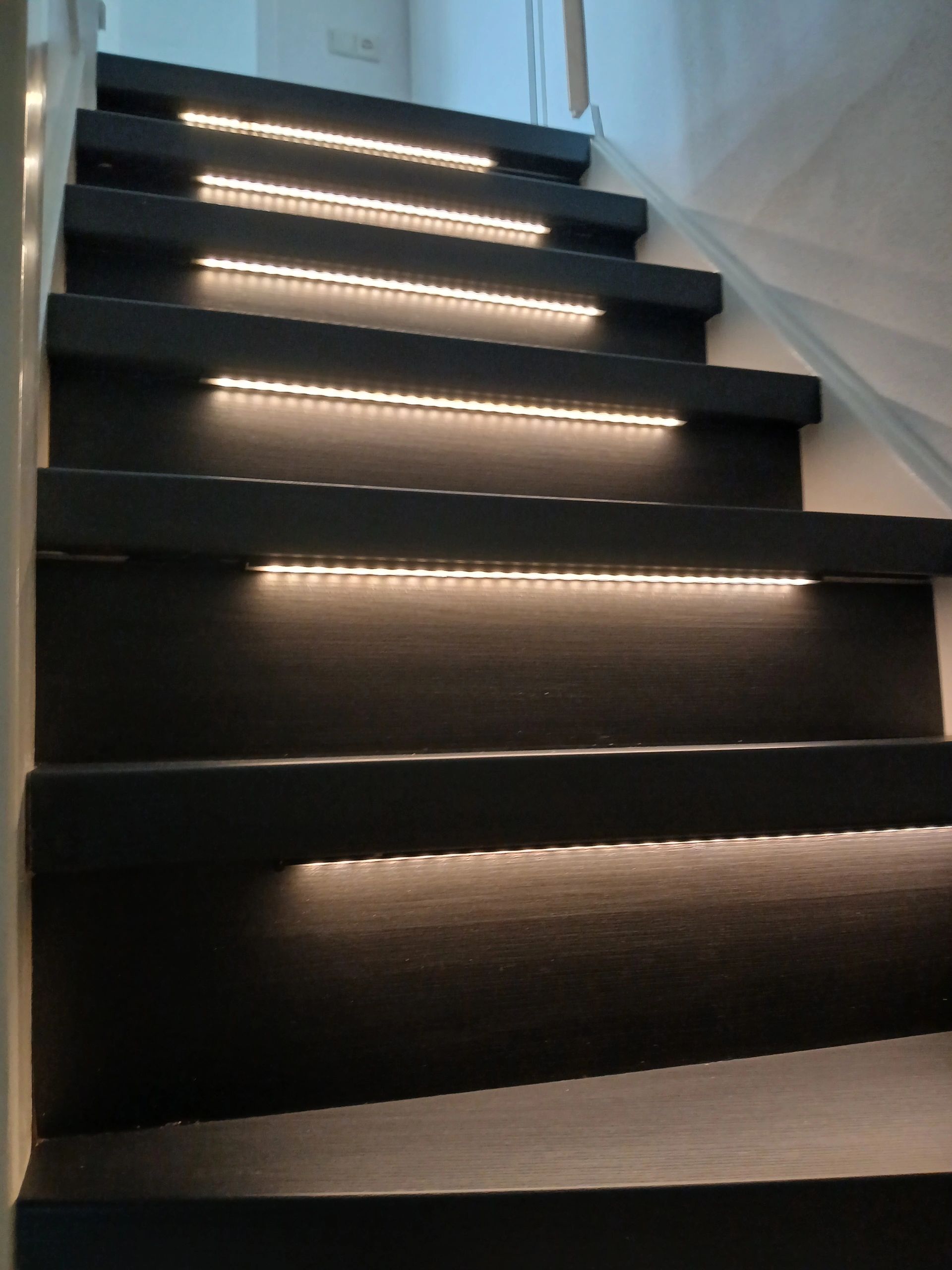 Treppenbeleuchtung LED Streifen warmweiß 130 cm - Komplettset inklusive Profil