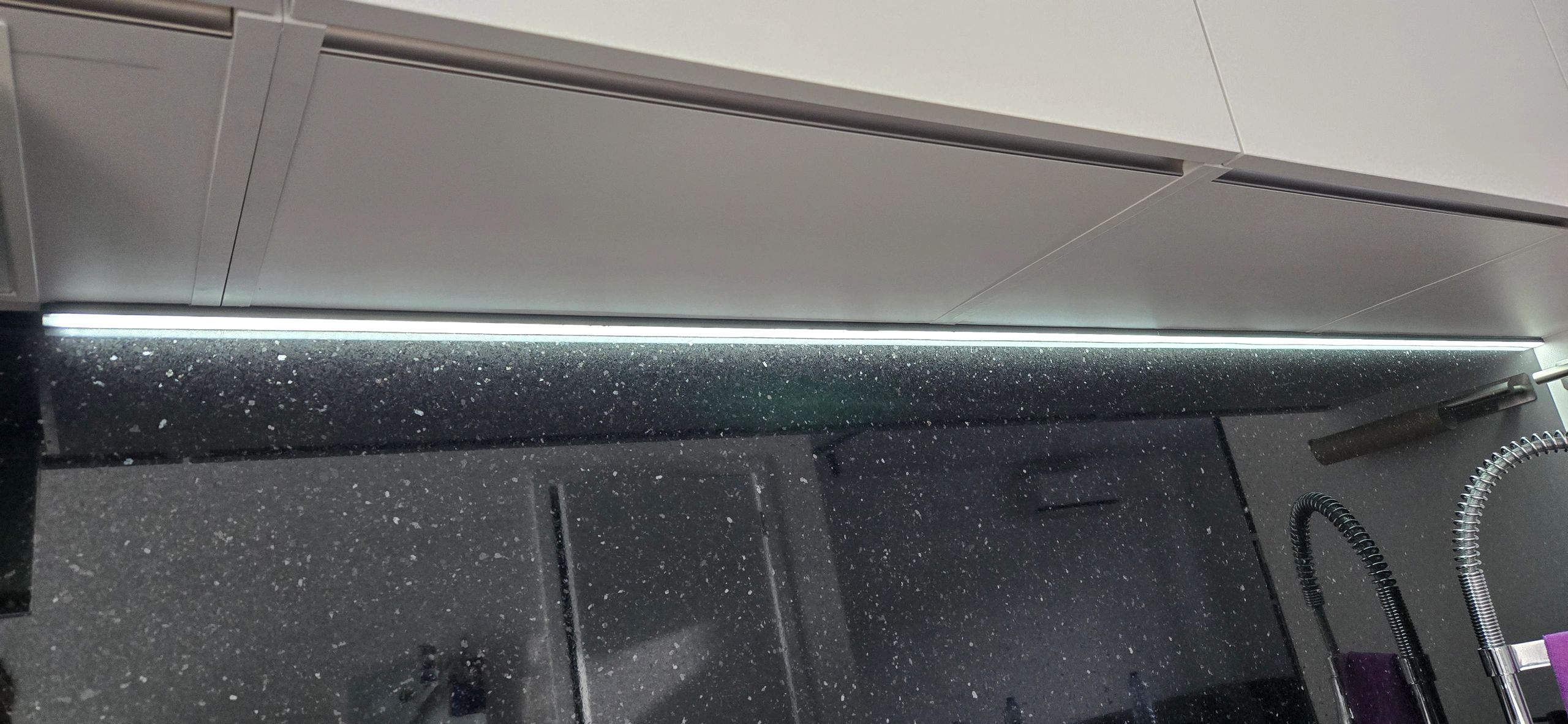 Aluminium LED Streifen Profil schwarz Aufbau 2M - 7 mm hoch - komplett mit AbschlusskAppe