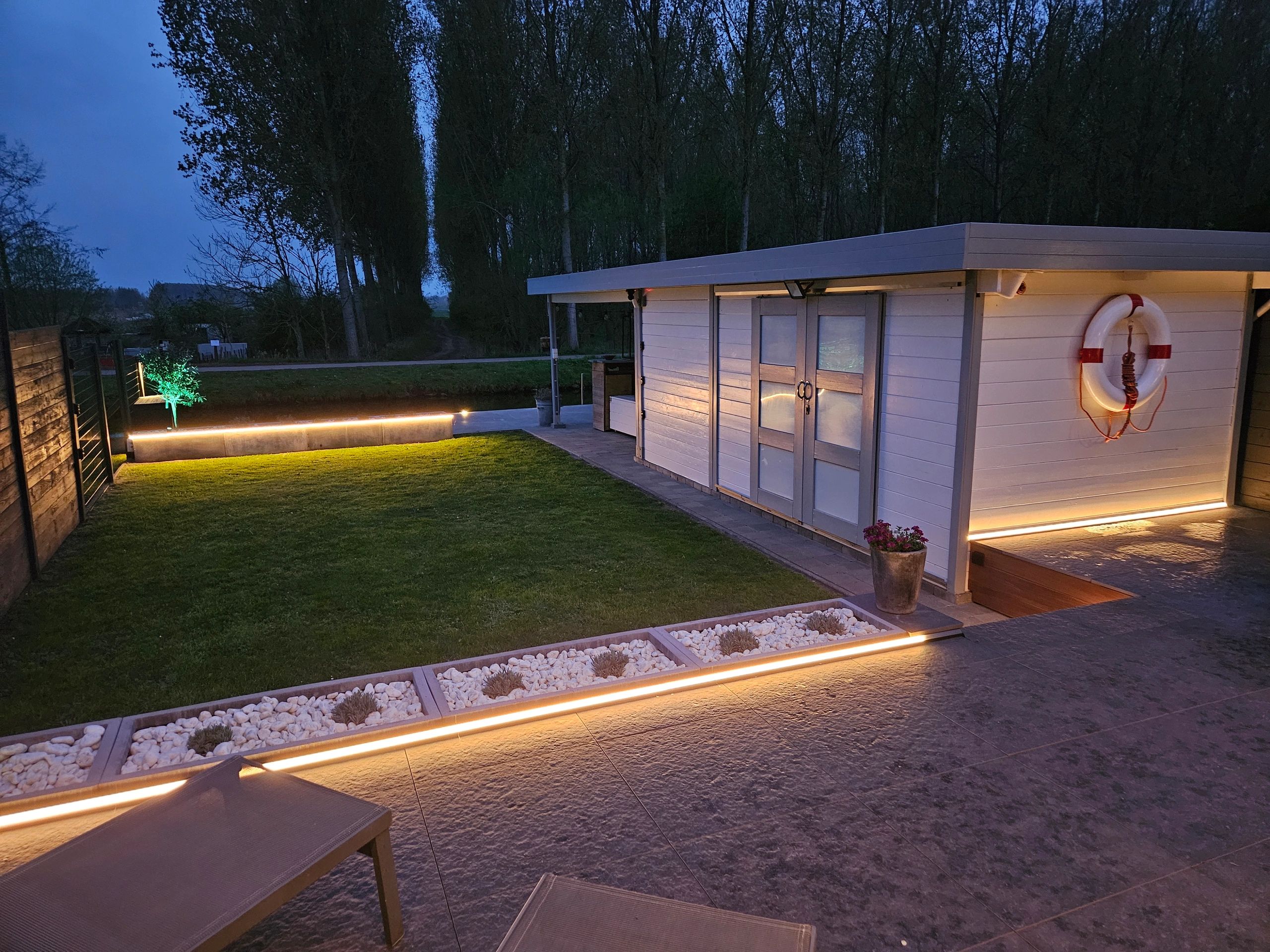 Aluminium Led Streifen Eckprofil schwarz 3M breit - Komplett mit Abdeckkappe