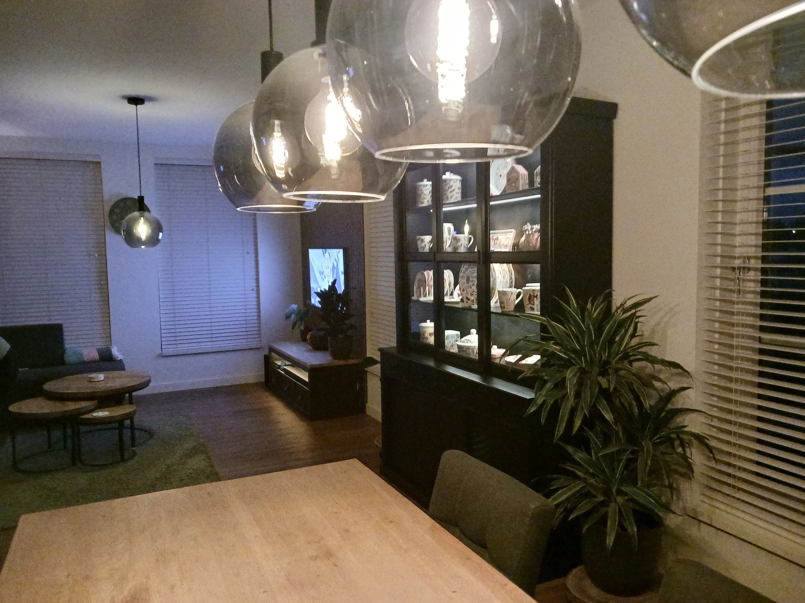 Einzelne Treppenbeleuchtung COB LED Streifen im Profil warmweiß