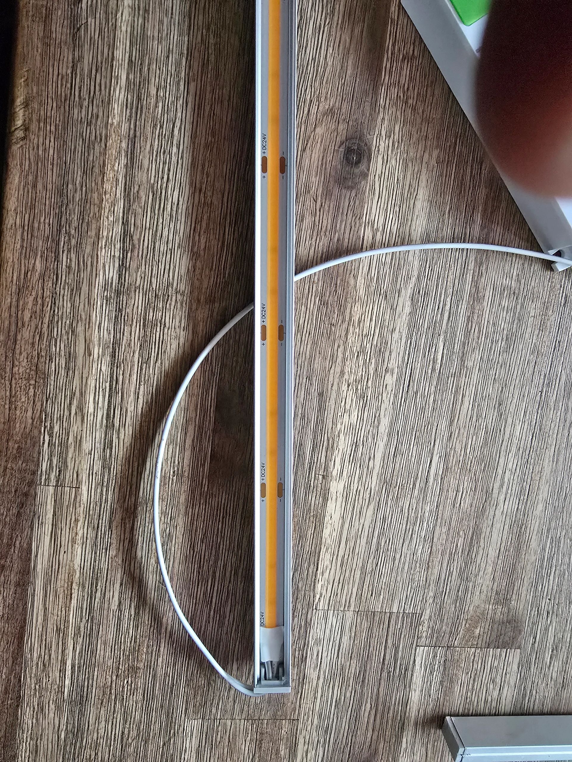 Einzelne Treppenbeleuchtung COB LED Streifen im Profil warmweiß