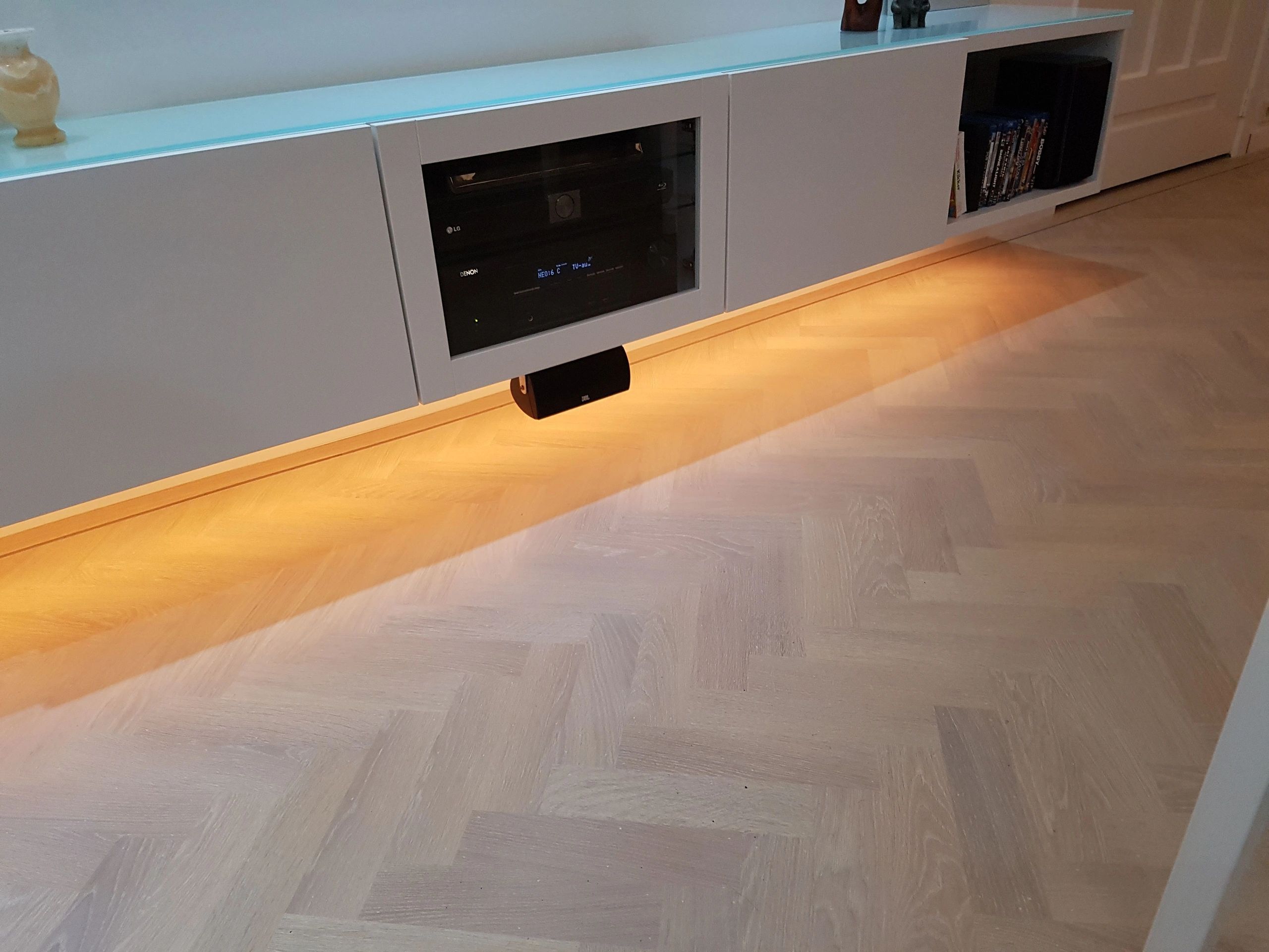 LED Streifen Aufbauprofil tiefes Modell - komplett mit Abschlusskappe 1,5 Meter 7 mm hoch