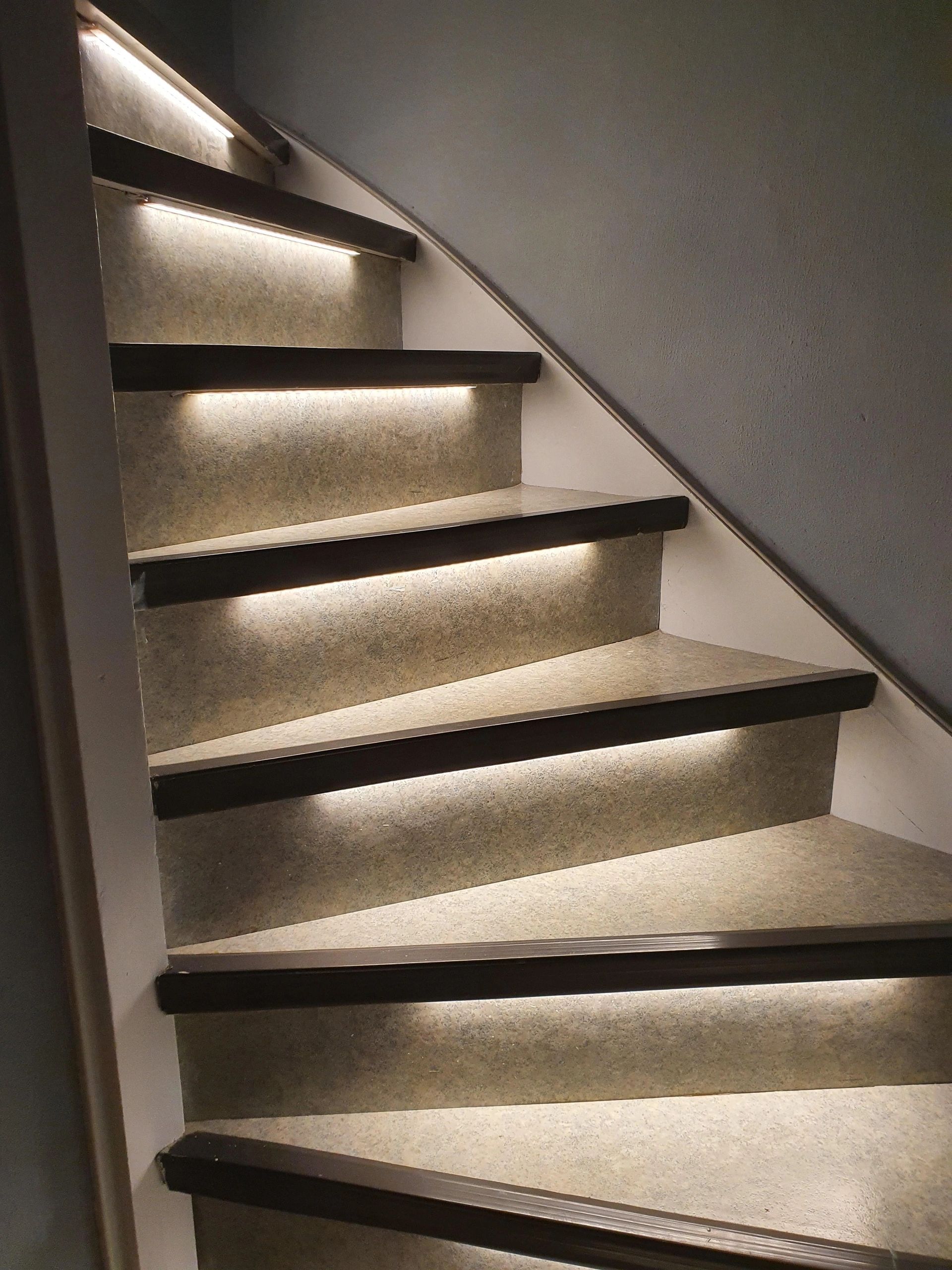 EinzelneTreppenbeleuchtung LED Streifen in Profil Warmweiß