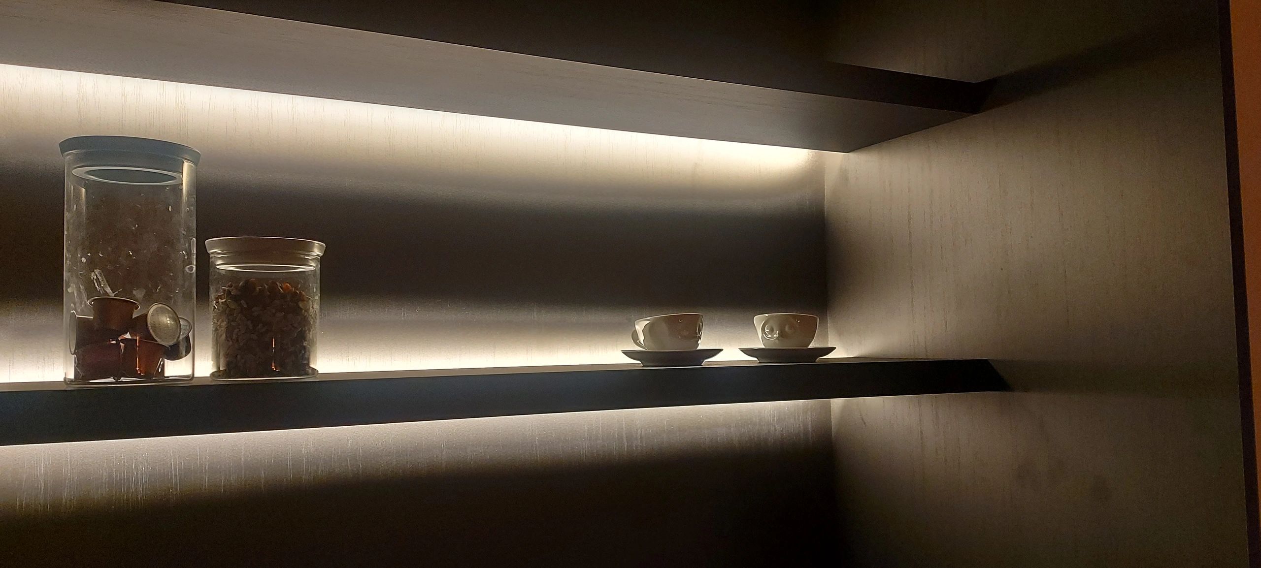 Aluminium LED Streifen Profil schwarz Aufbau 3M - 7 mm hoch - komplett mit AbschlusskAppe