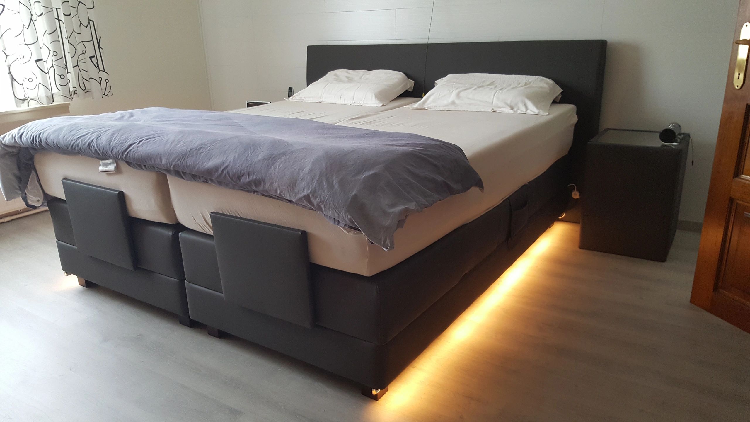 Bettbeleuchtung 2 Seiten komplettes Set 1 Meter LED Streifen Warmweiß mit Bewegungssensor und Eckprofil