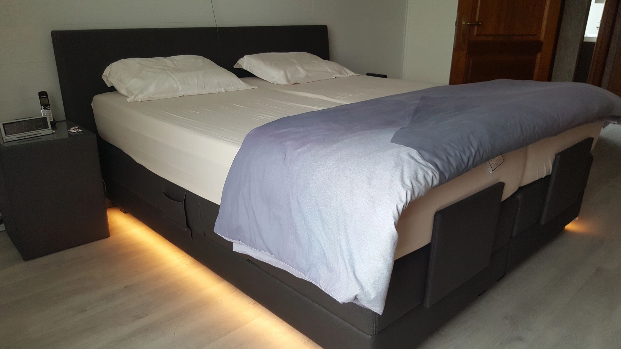 Bettbeleuchtung 2 Seiten komplettes Set 1 Meter LED Streifen Warmweiß mit Bewegungssensor und Eckprofil