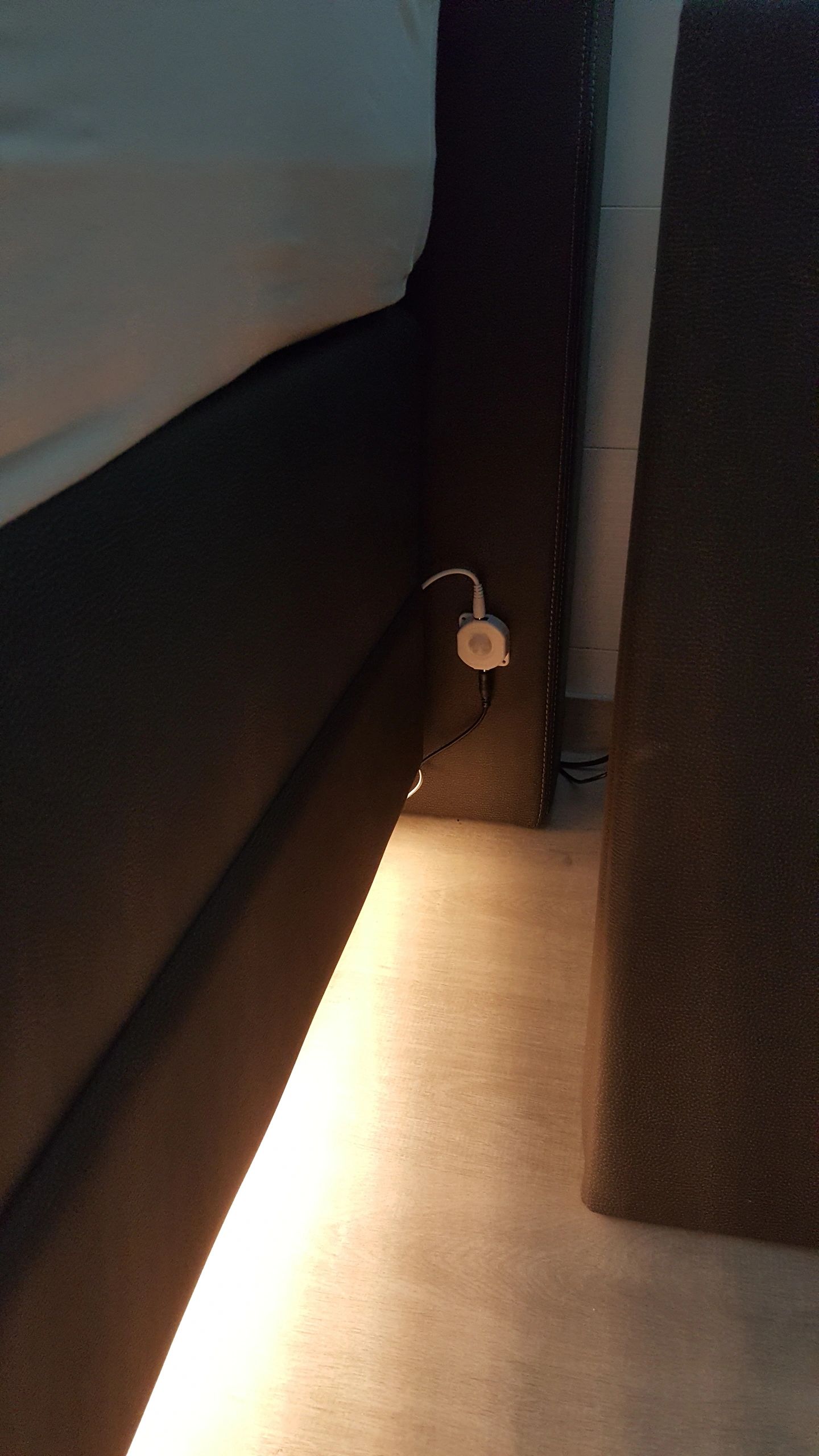 Bettbeleuchtung 2 Seiten komplettes Set 1 Meter LED Streifen Warmweiß mit Bewegungssensor und Eckprofil