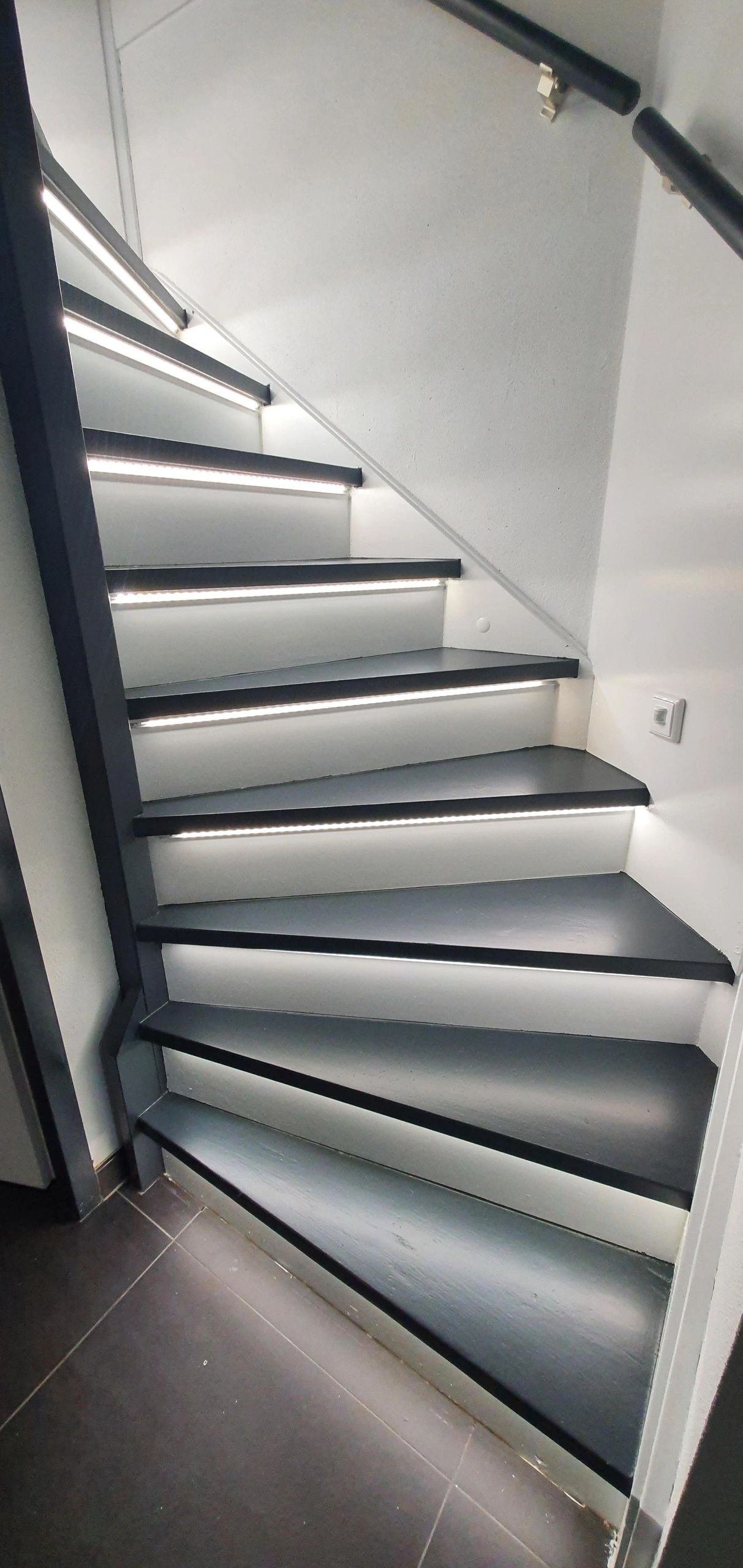 EinzelneTreppenbeleuchtung LED Streifen Neutralweiß