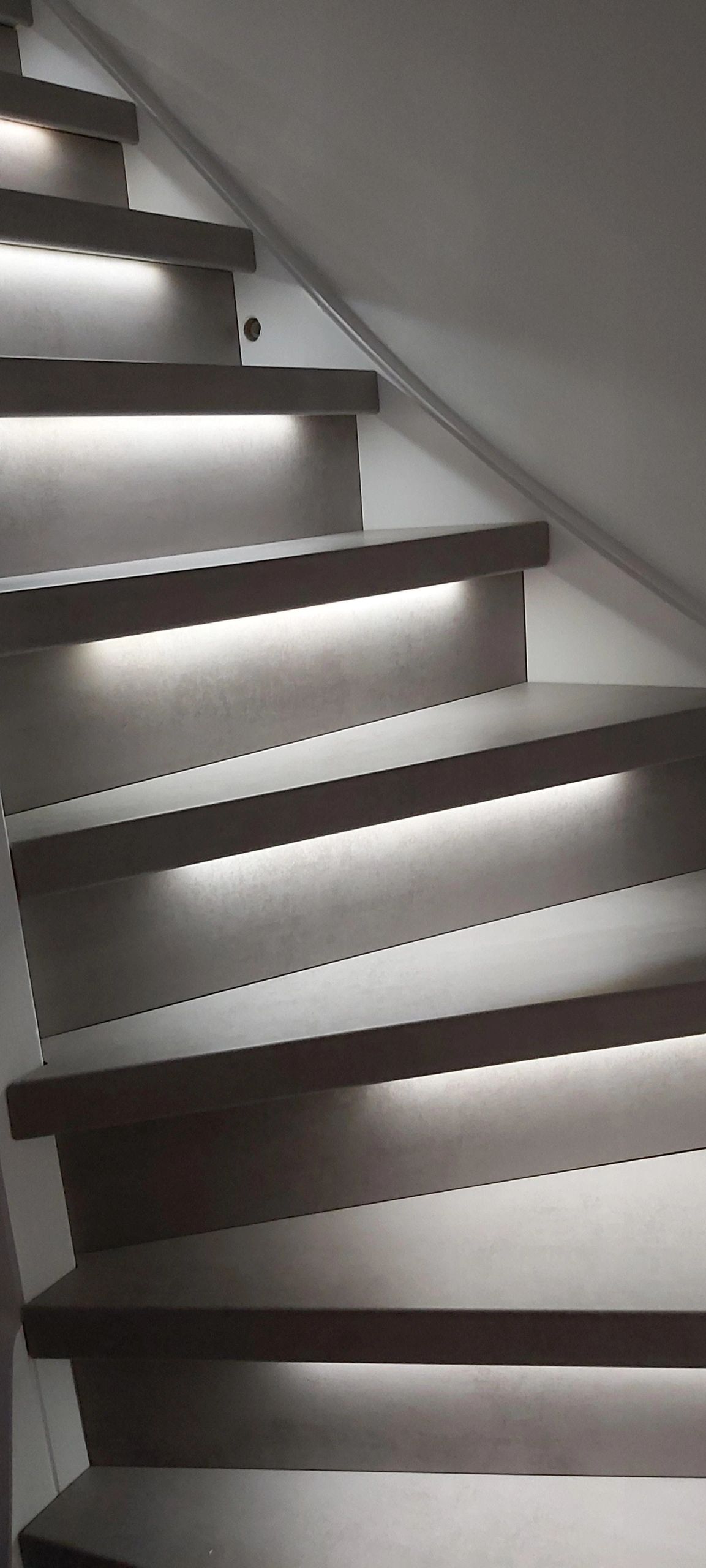 EinzelneTreppenbeleuchtung LED Streifen Neutralweiß