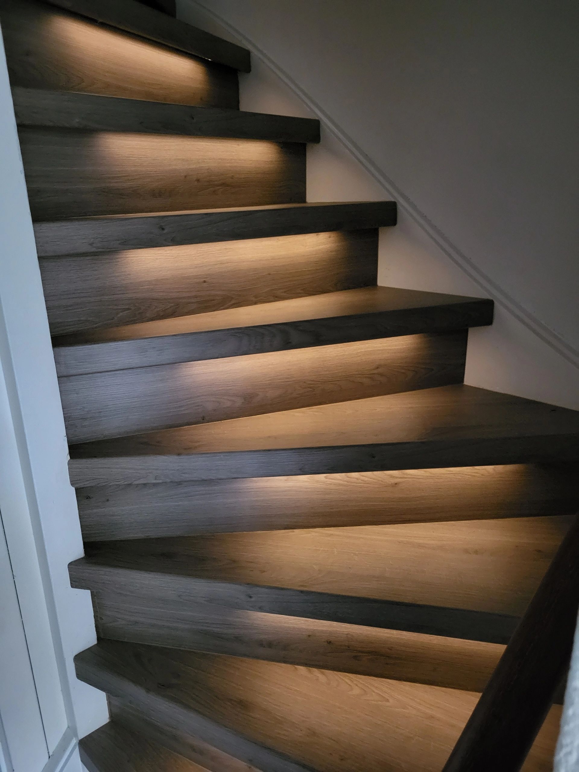 EinzelneTreppenbeleuchtung LED Streifen in Profil Warmweiß