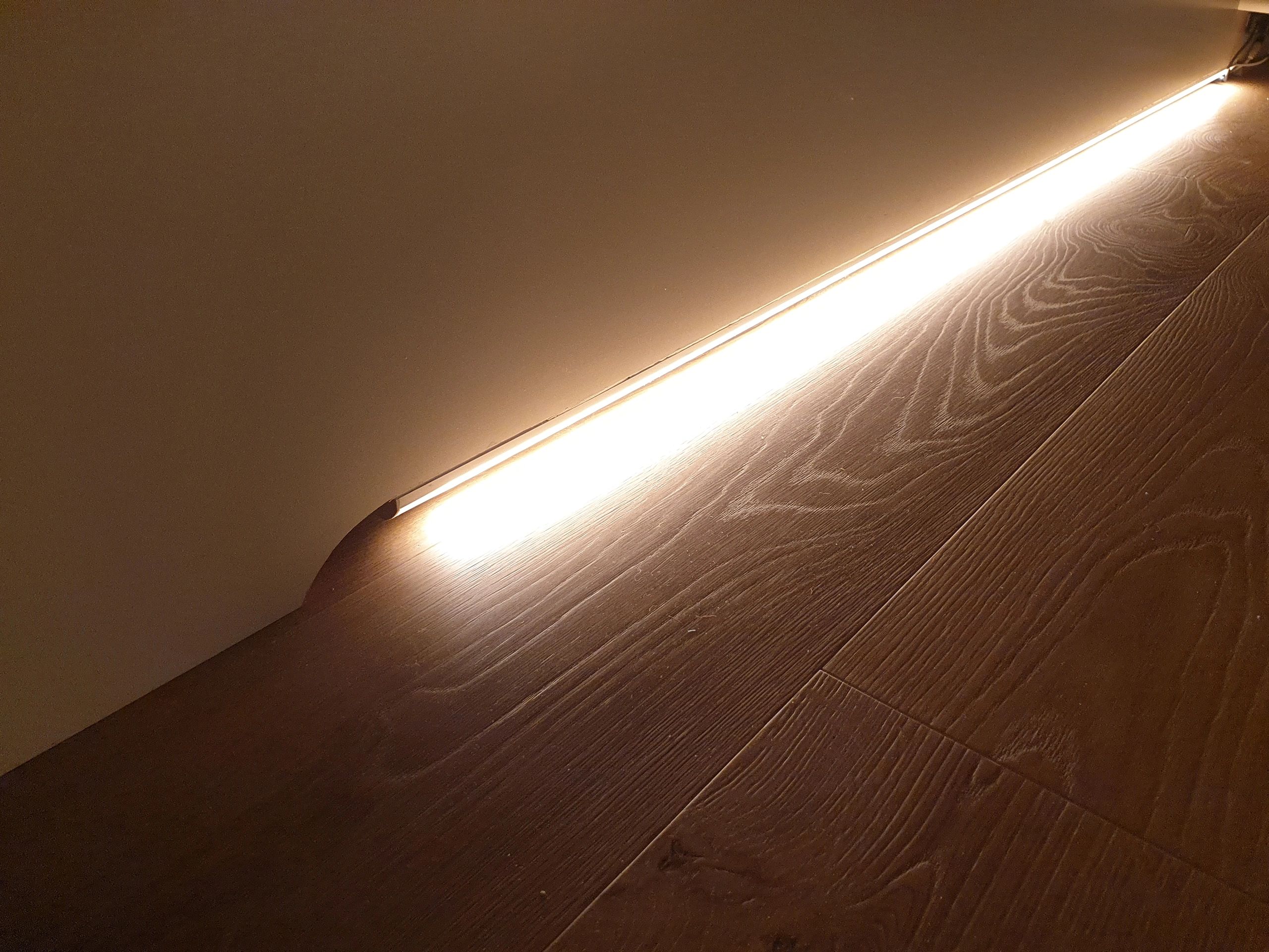 Bettbeleuchtung 2 Seiten komplettes Set 1 Meter LED Streifen Warmweiß mit Bewegungssensor und Eckprofil