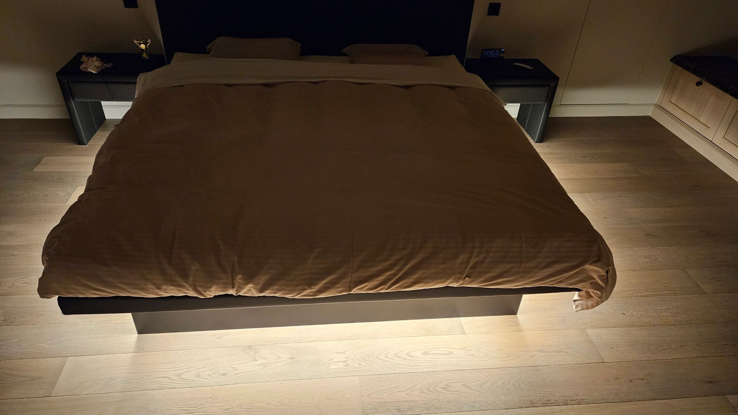 Bettbeleuchtung 2 Seiten komplettes Set 1 Meter LED Streifen Warmweiß mit Bewegungssensor und Eckprofil