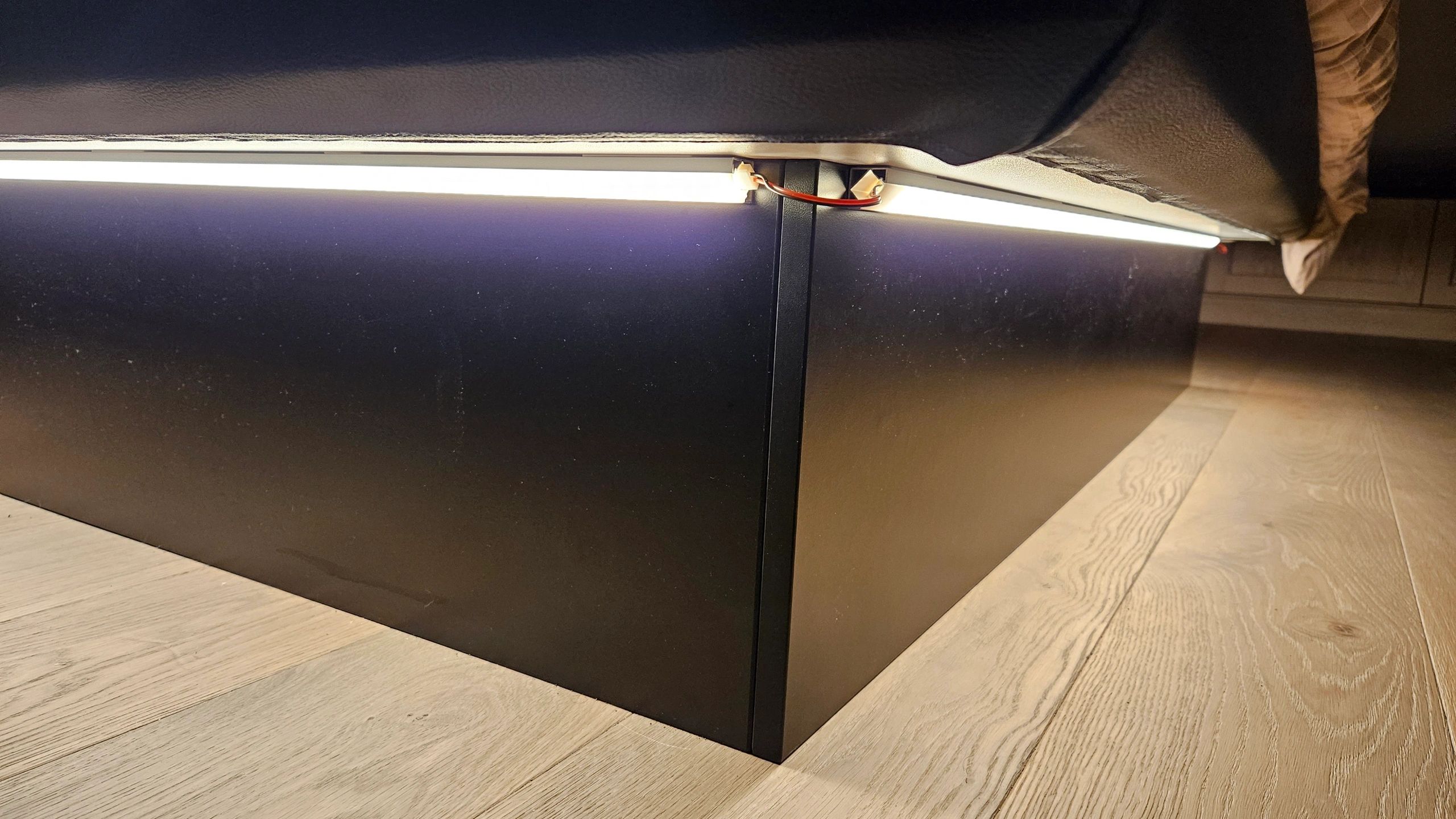 Bettbeleuchtung 2 Seiten komplettes Set 1 Meter LED Streifen Warmweiß mit Bewegungssensor und Eckprofil