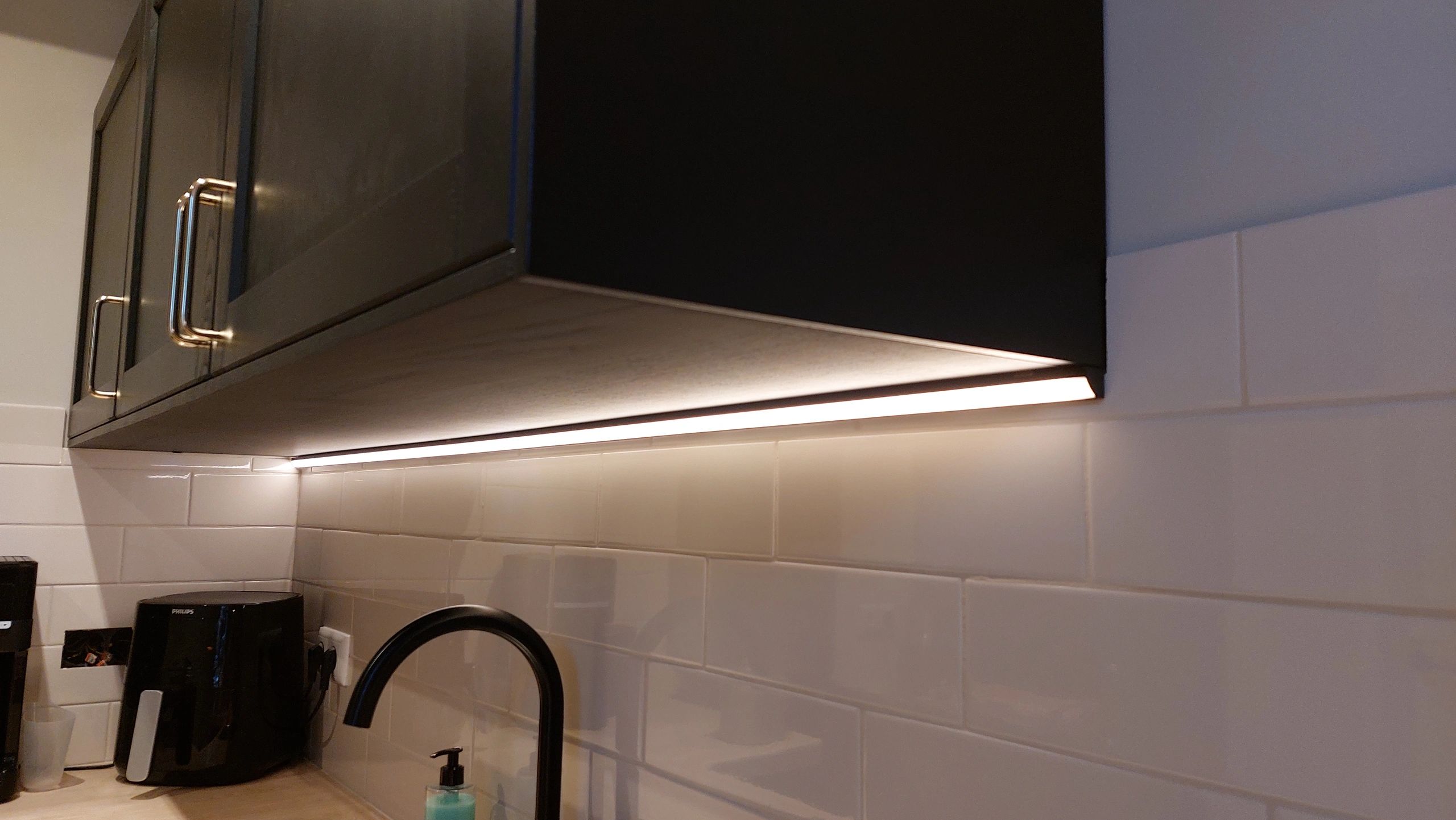 Led Streifen Eckprofil schwarz - Slim line - komplett inklusiv Abschlusskappe 2 Meter