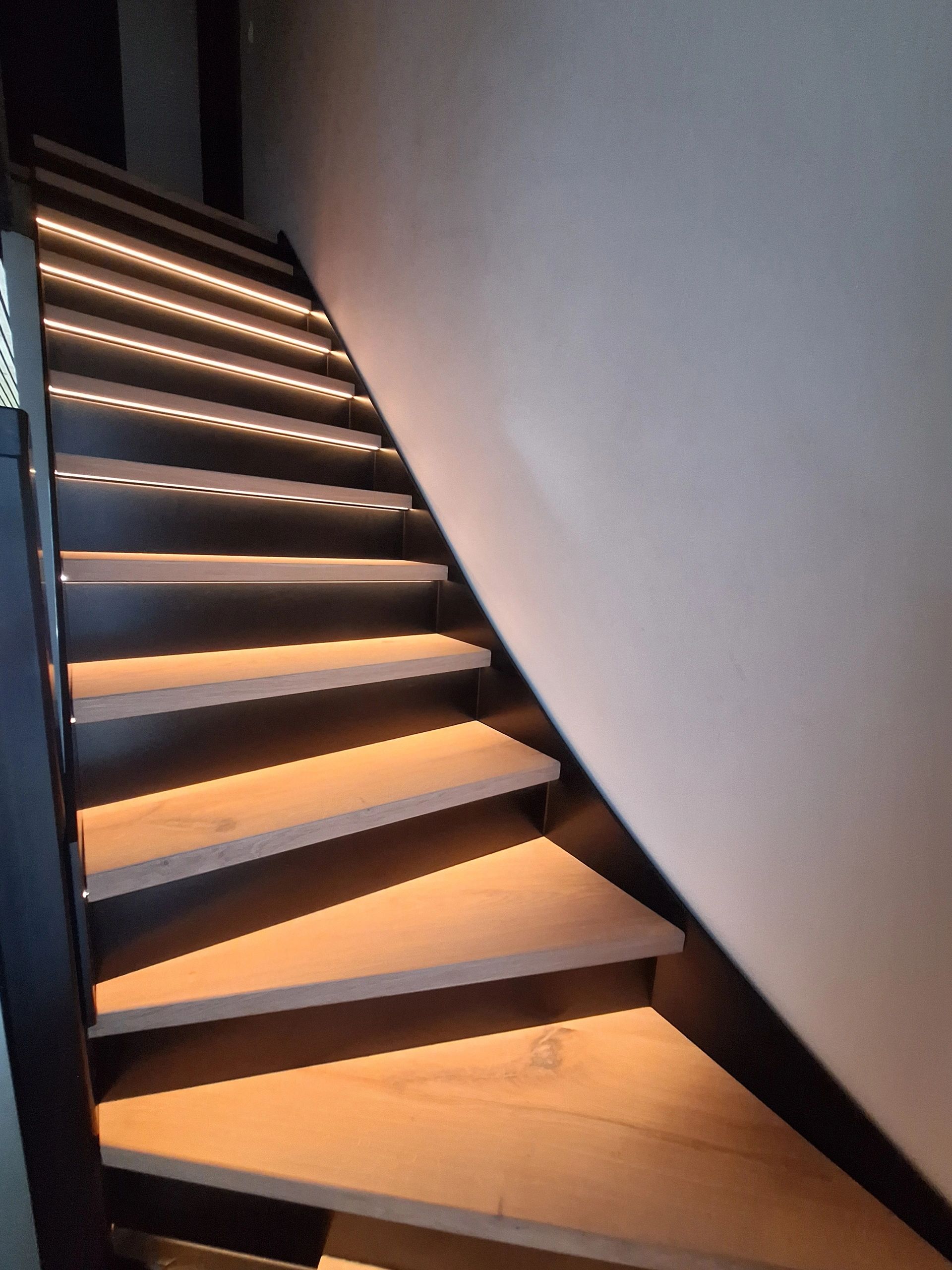 Dynamisches Treppenbeleuchtungsset Premium 130 cm mit Profil