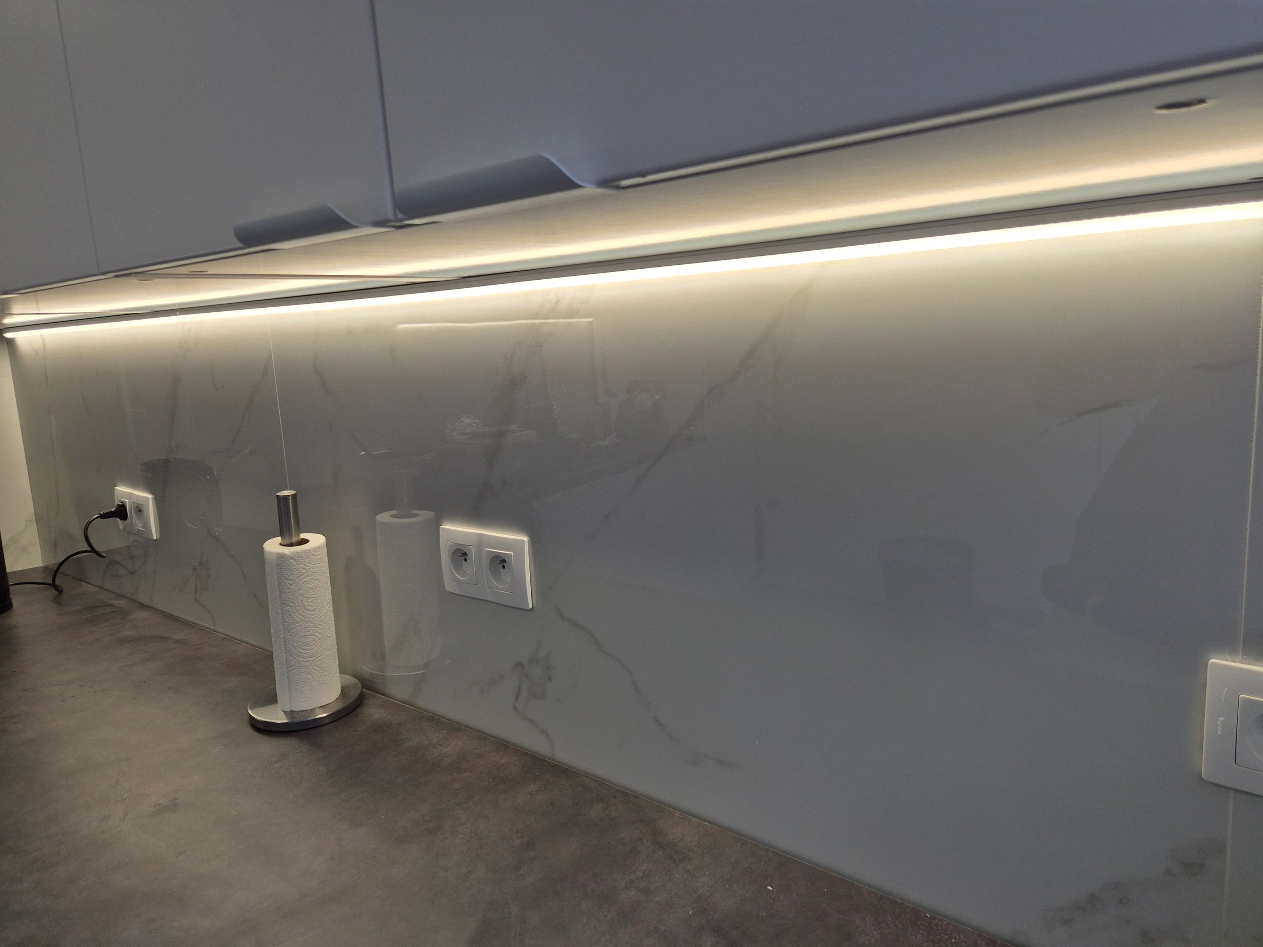 LED Streifen Aufbauprofil breites Modell - komplett mit runder Abschlusskappe 1,5 Meter