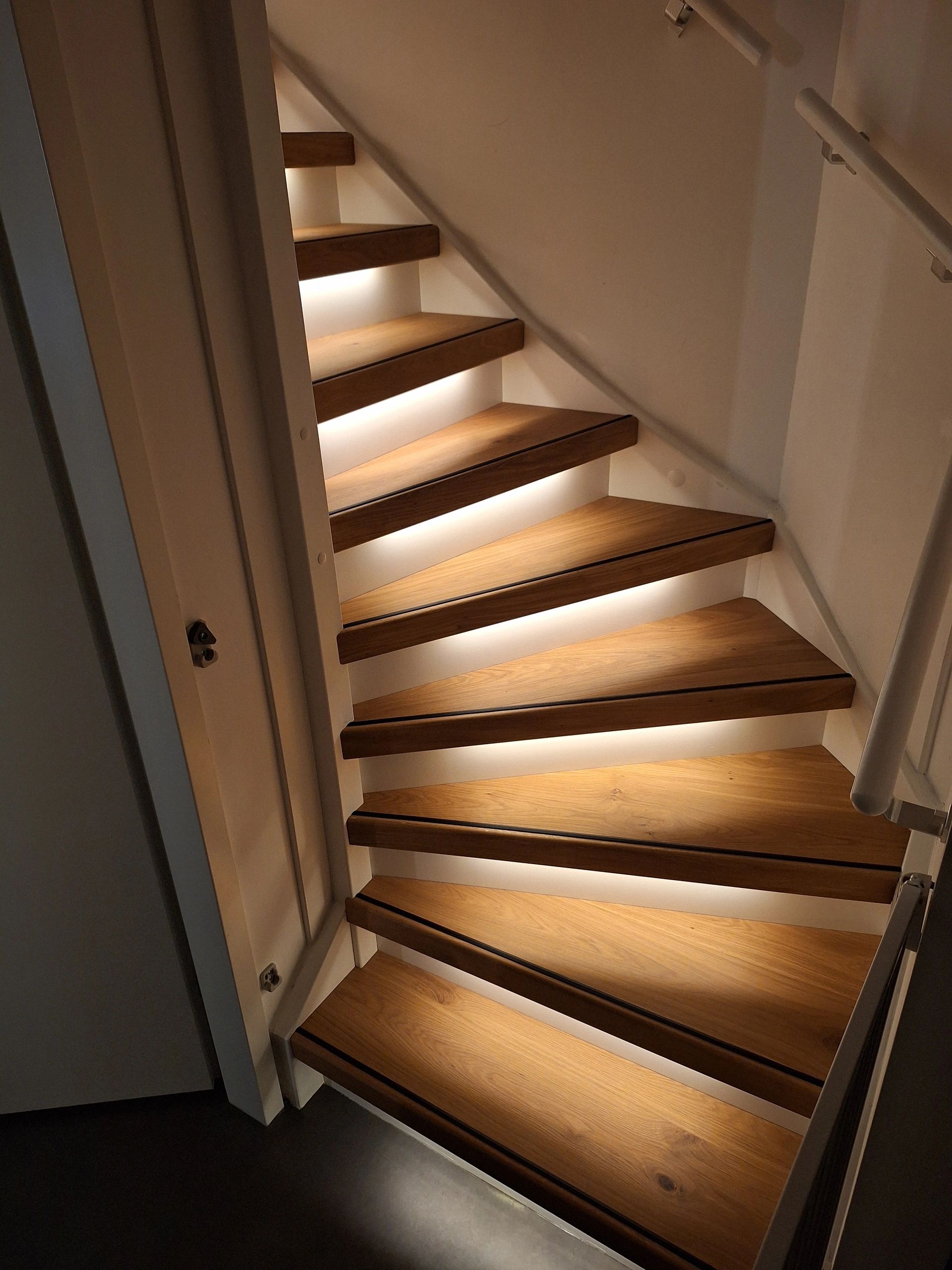 Treppenbeleuchtung LED Streifen Warmweiß komplettes Set 50 CM