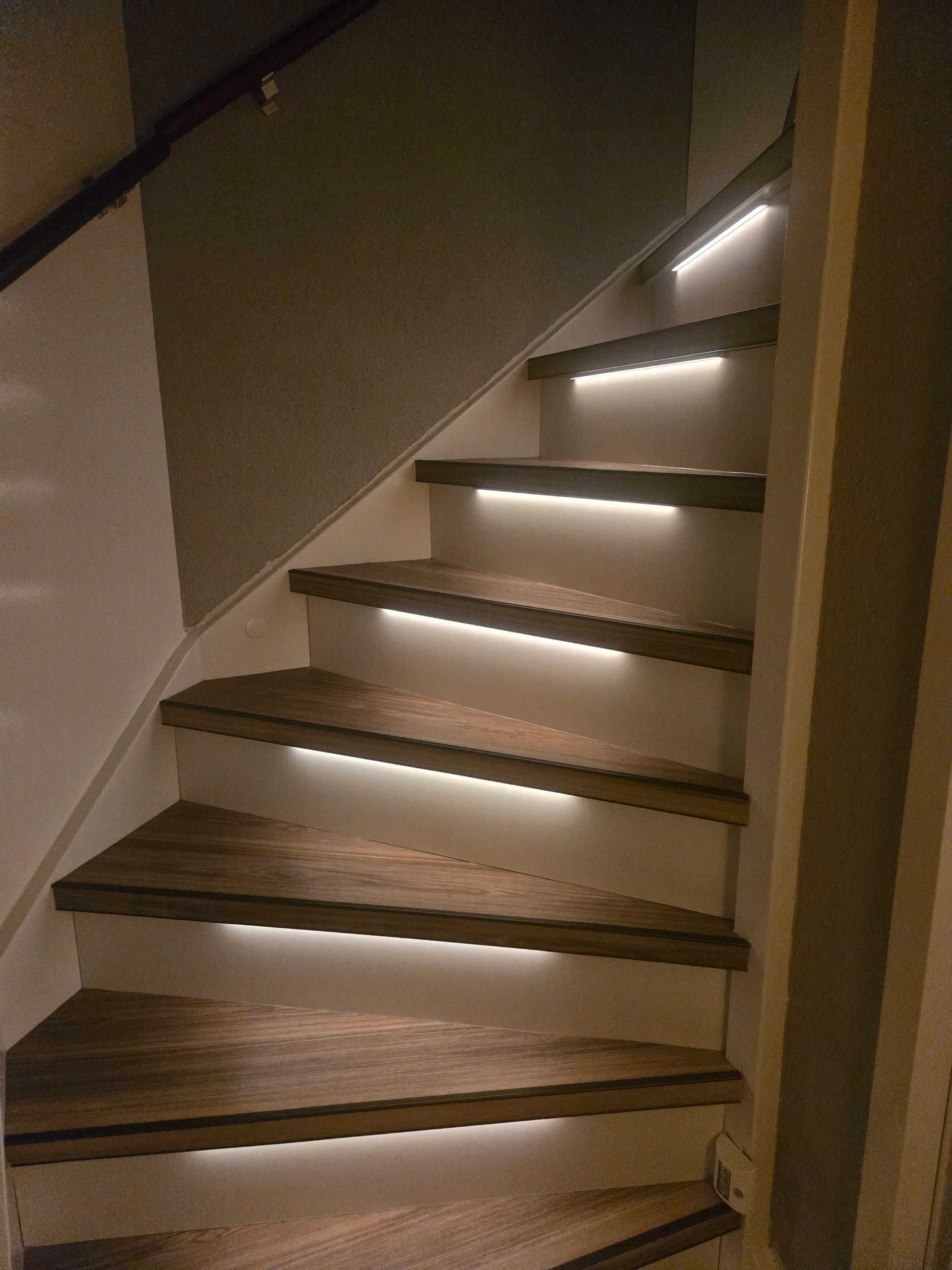 Treppenbeleuchtung LED Streifen Warmweiß 130 CM – komplettes Set inklusiv Profil