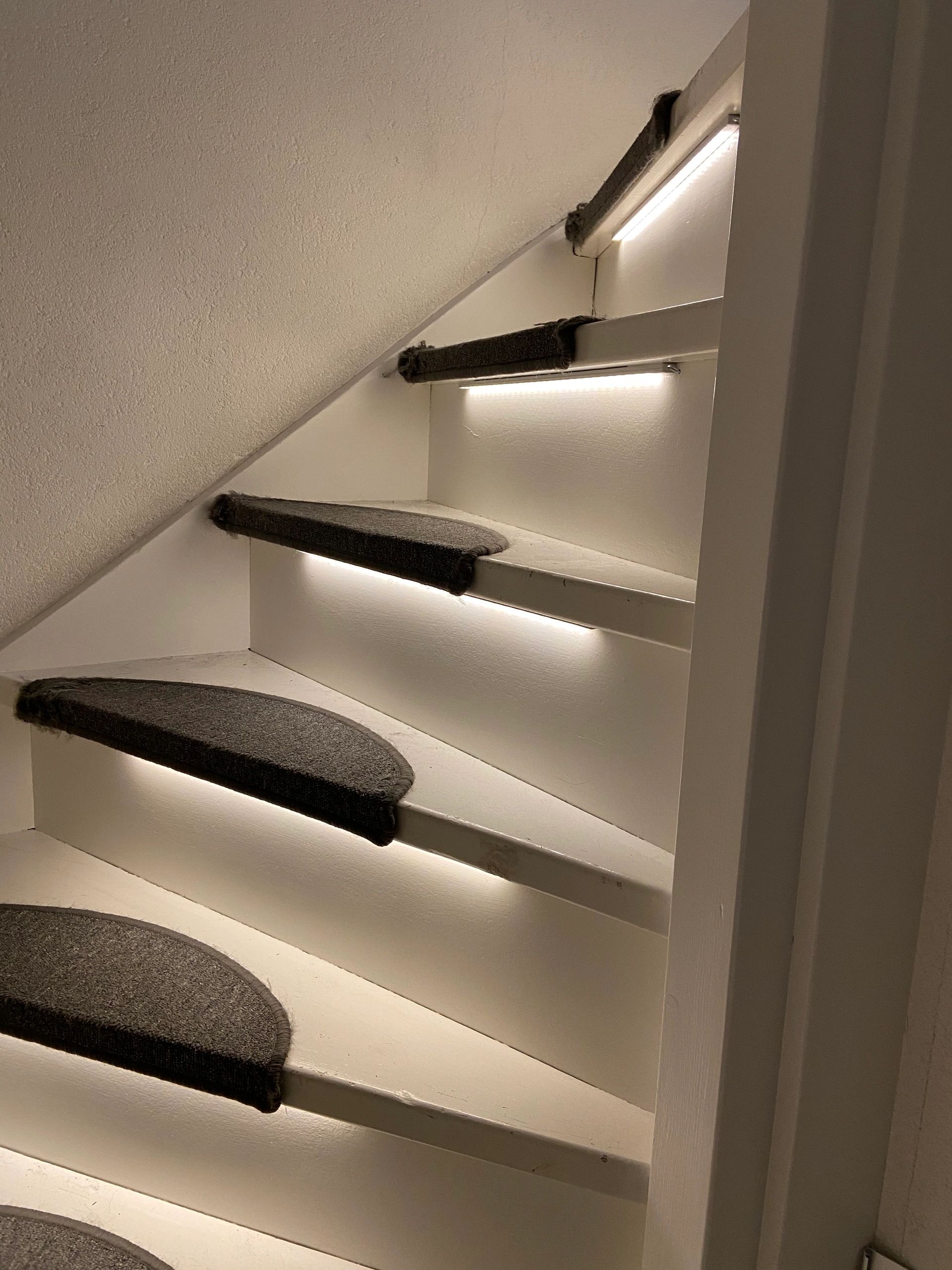 EinzelneTreppenbeleuchtung LED Streifen in Profil Warmweiß