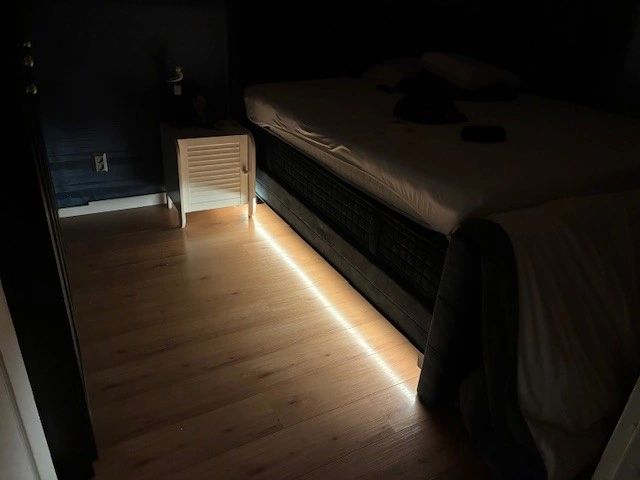 Bettbeleuchtung 2 Seiten komplettes Set 2 Meter LED Streifen Warmweiß mit Bewegungssensor und Eckprofil