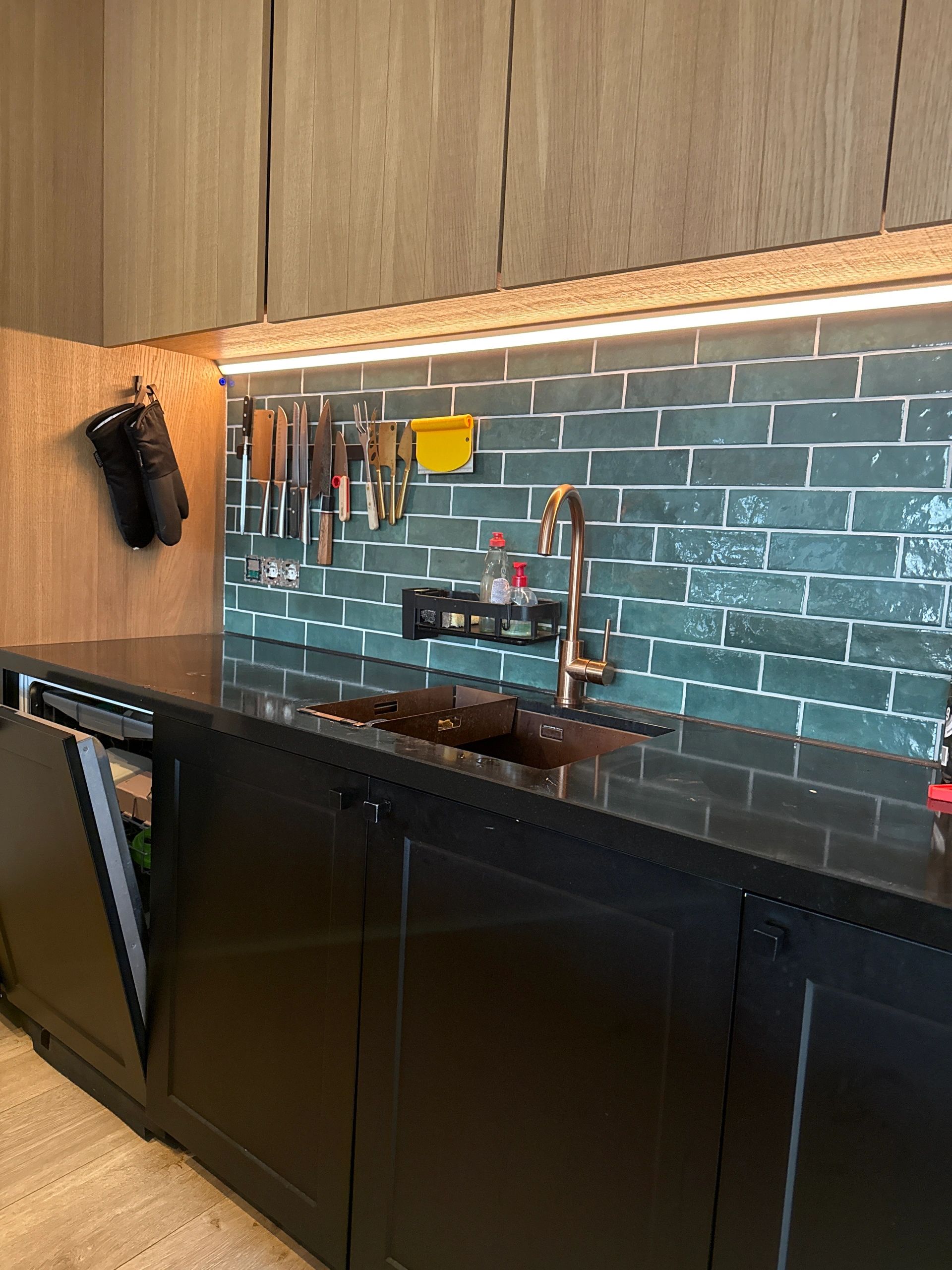 Aluminium Led Streifen Eckprofil schwarz 3M breit - Komplett mit Abdeckkappe