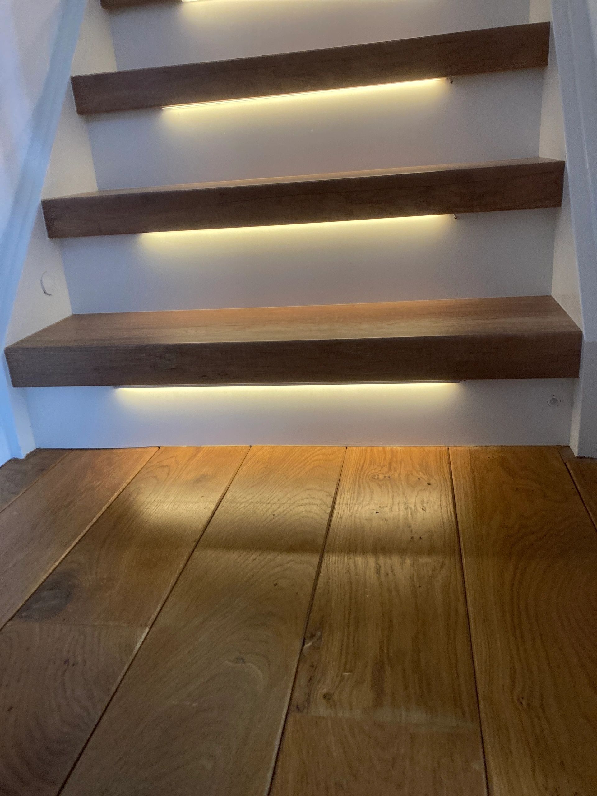 Treppenbeleuchtung LED Streifen Warmweiß 130 CM – komplettes Set inklusiv Profil