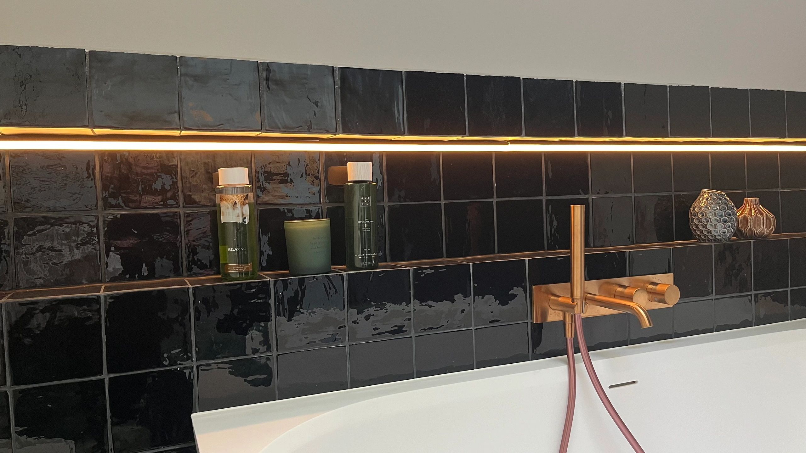 Led Streifen Eckprofil schwarz - Slim line - komplett inklusiv Abschlusskappe 3 Meter