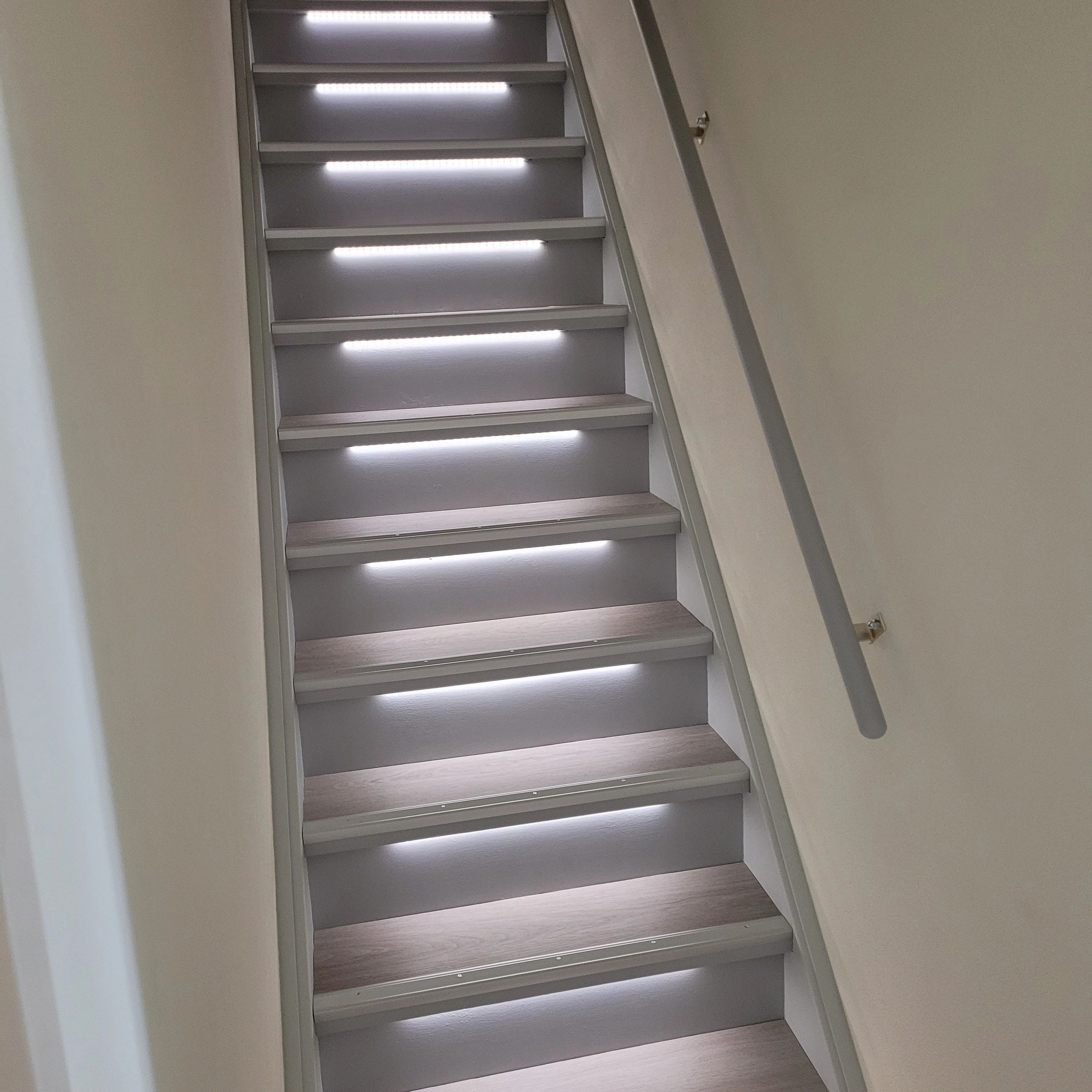 EinzelneTreppenbeleuchtung LED Streifen Neutralweiß