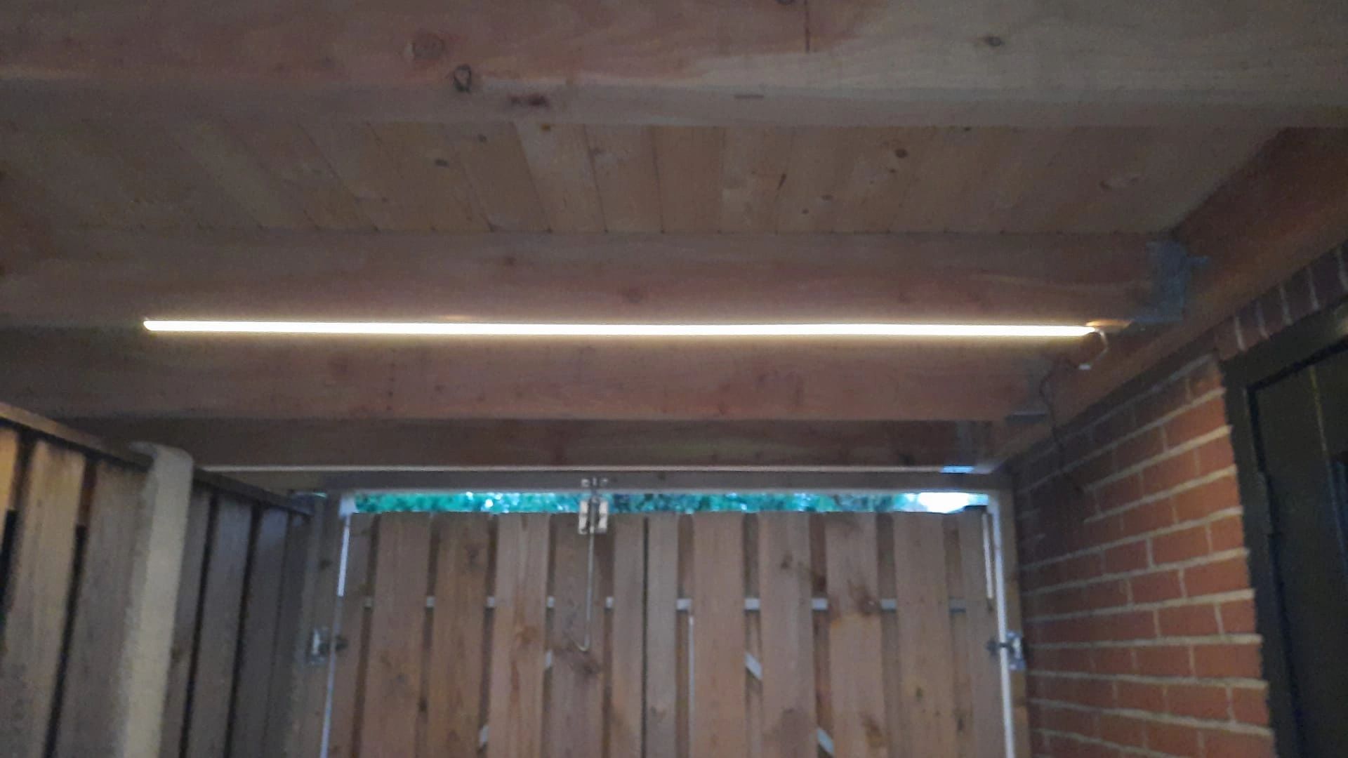 LED Streifen Aufbauprofil tiefes Modell - komplett mit Abschlusskappe 1,5 Meter 7 mm hoch