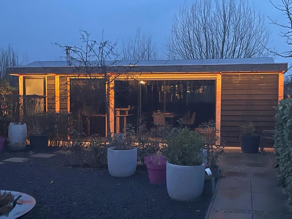 Led Streifen Eckprofil schwarz - Slim line - komplett inklusiv Abschlusskappe 4 Meter