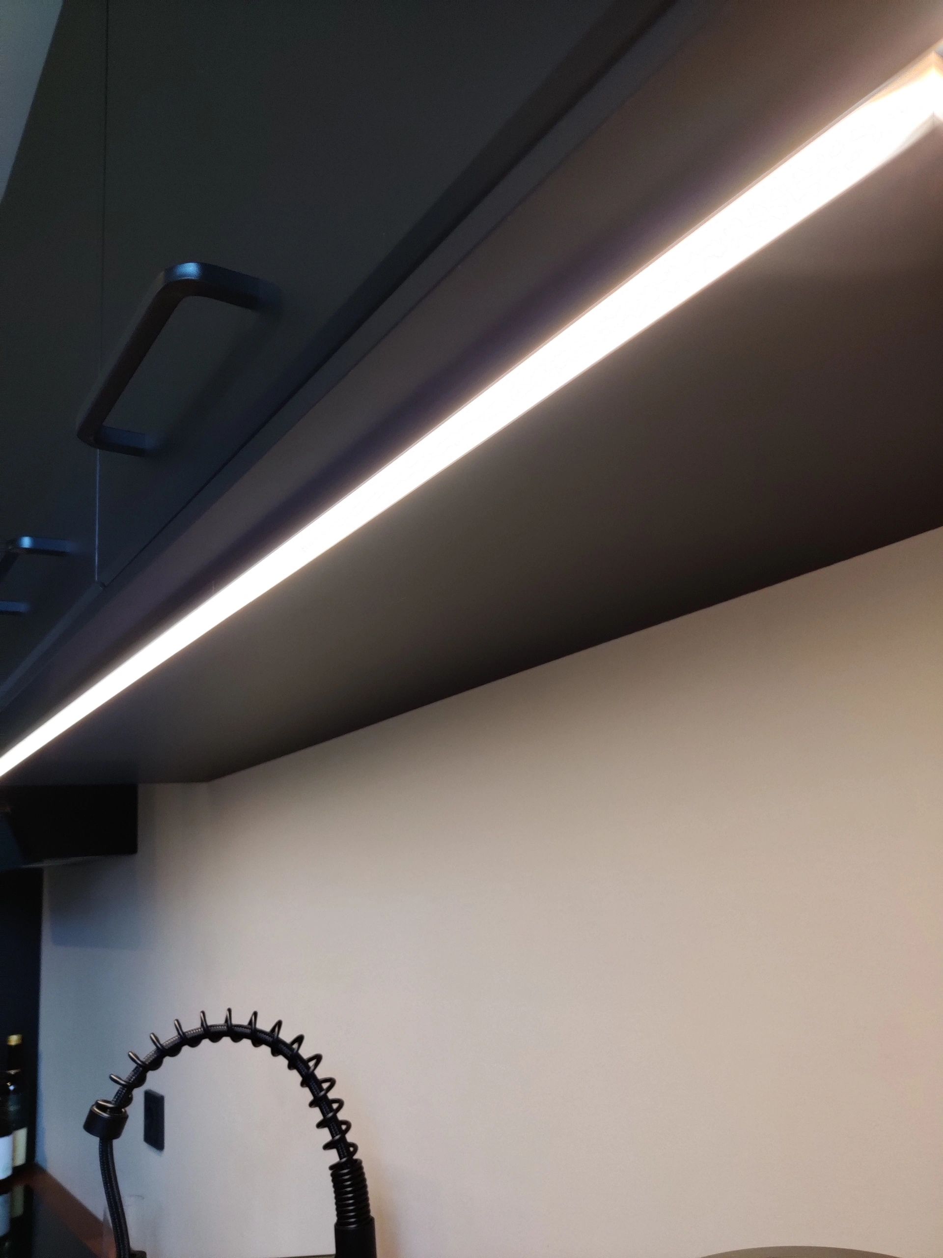 Aluminium Led Streifen Profil schwarz Aufbau 2M - breit und niedrig - komplett mit Abdeckkappe