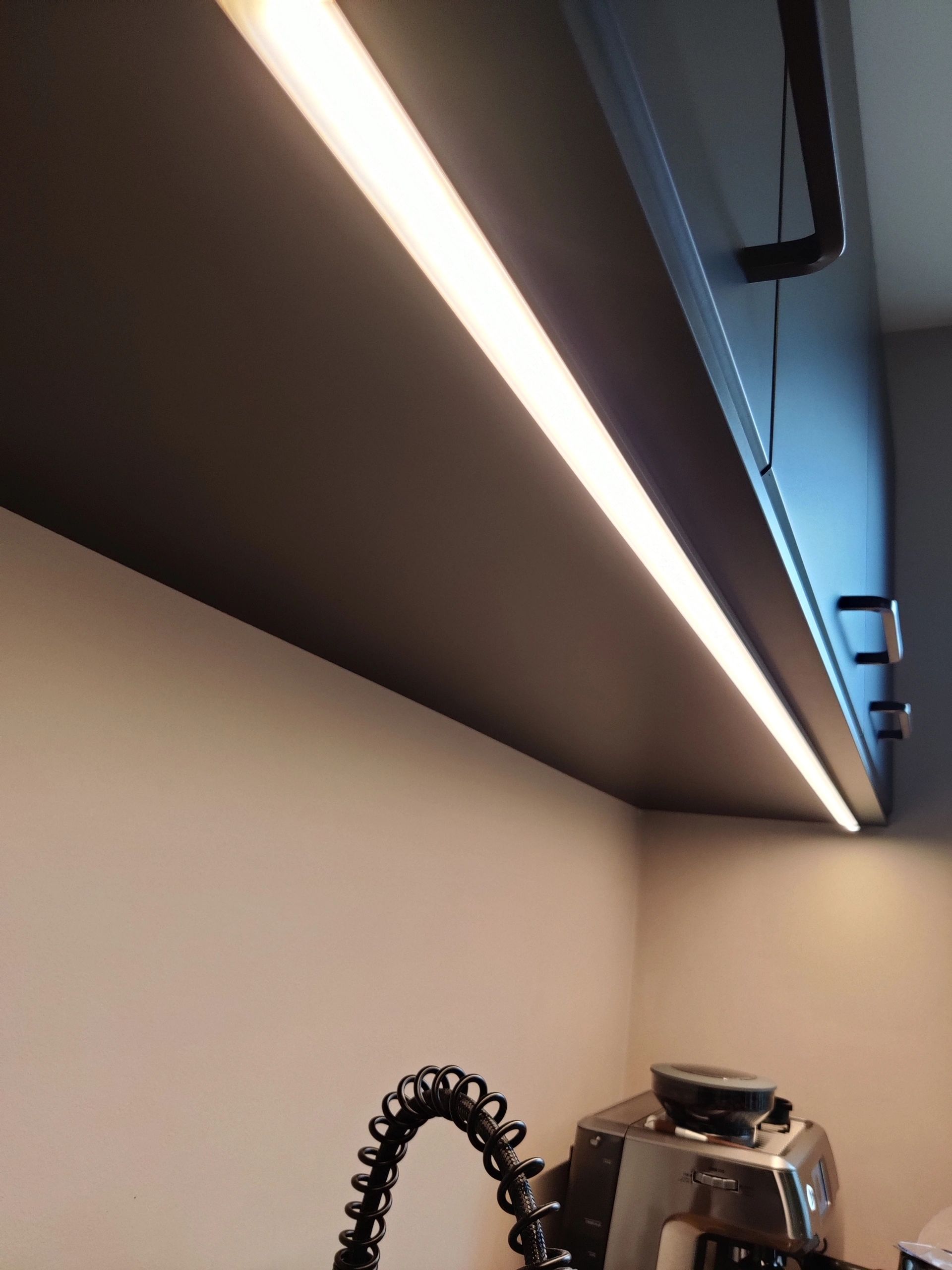 Aluminium Led Streifen Profil schwarz Aufbau 2M - breit und niedrig - komplett mit Abdeckkappe