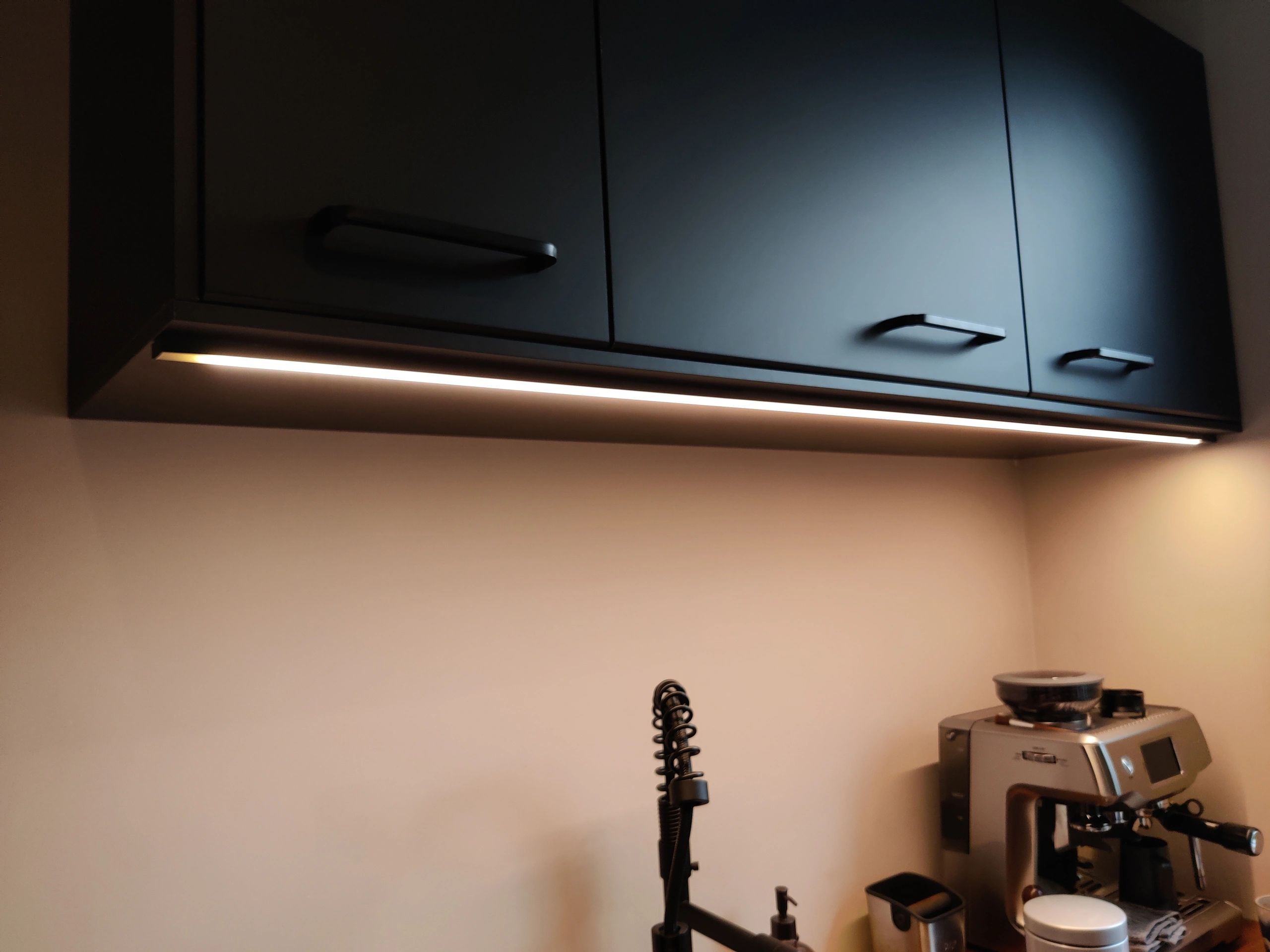 Aluminium Led Streifen Profil schwarz Aufbau 2M - breit und niedrig - komplett mit Abdeckkappe