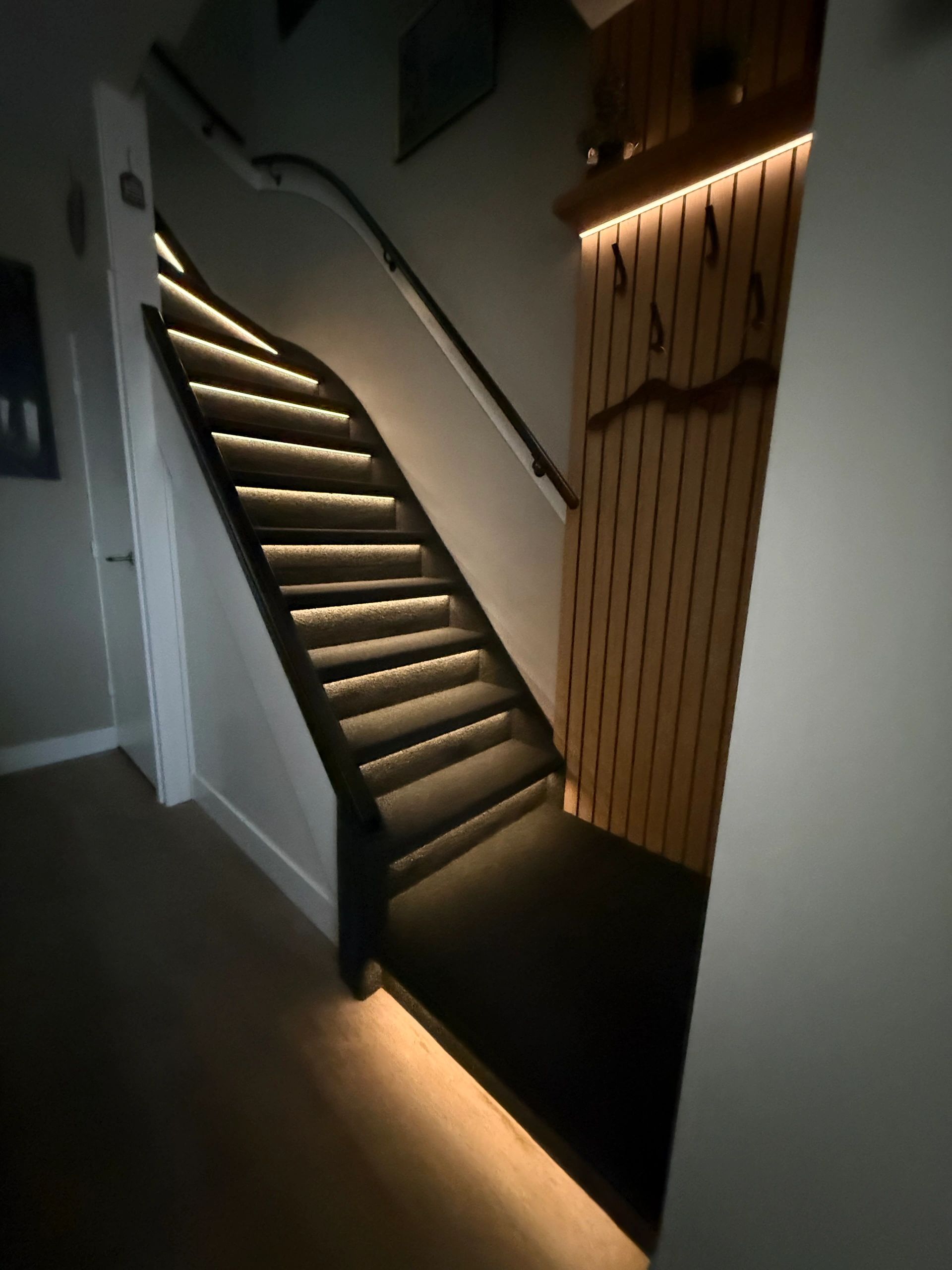 Dynamisches Treppenbeleuchtungsset Premium 130 cm mit Profil