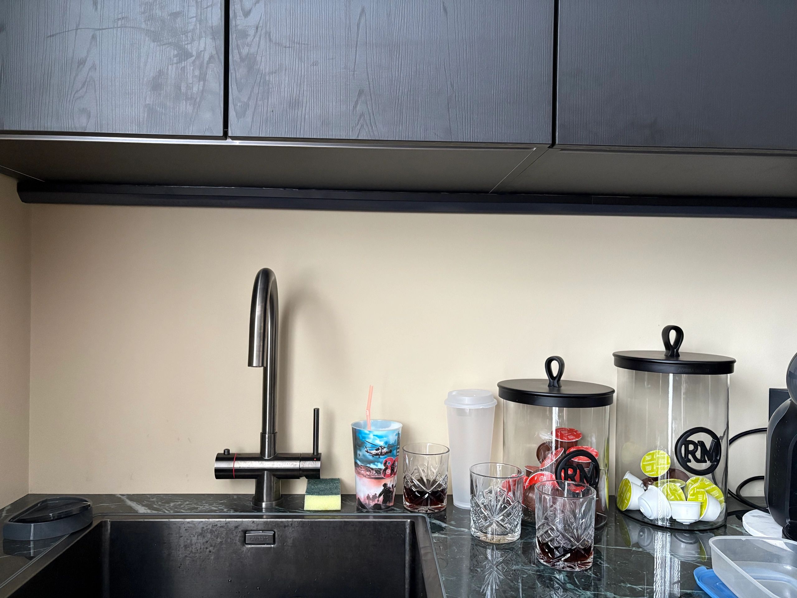 Aluminium Led Streifen Eckprofil schwarz 2M breit - Komplett mit Abdeckkappe