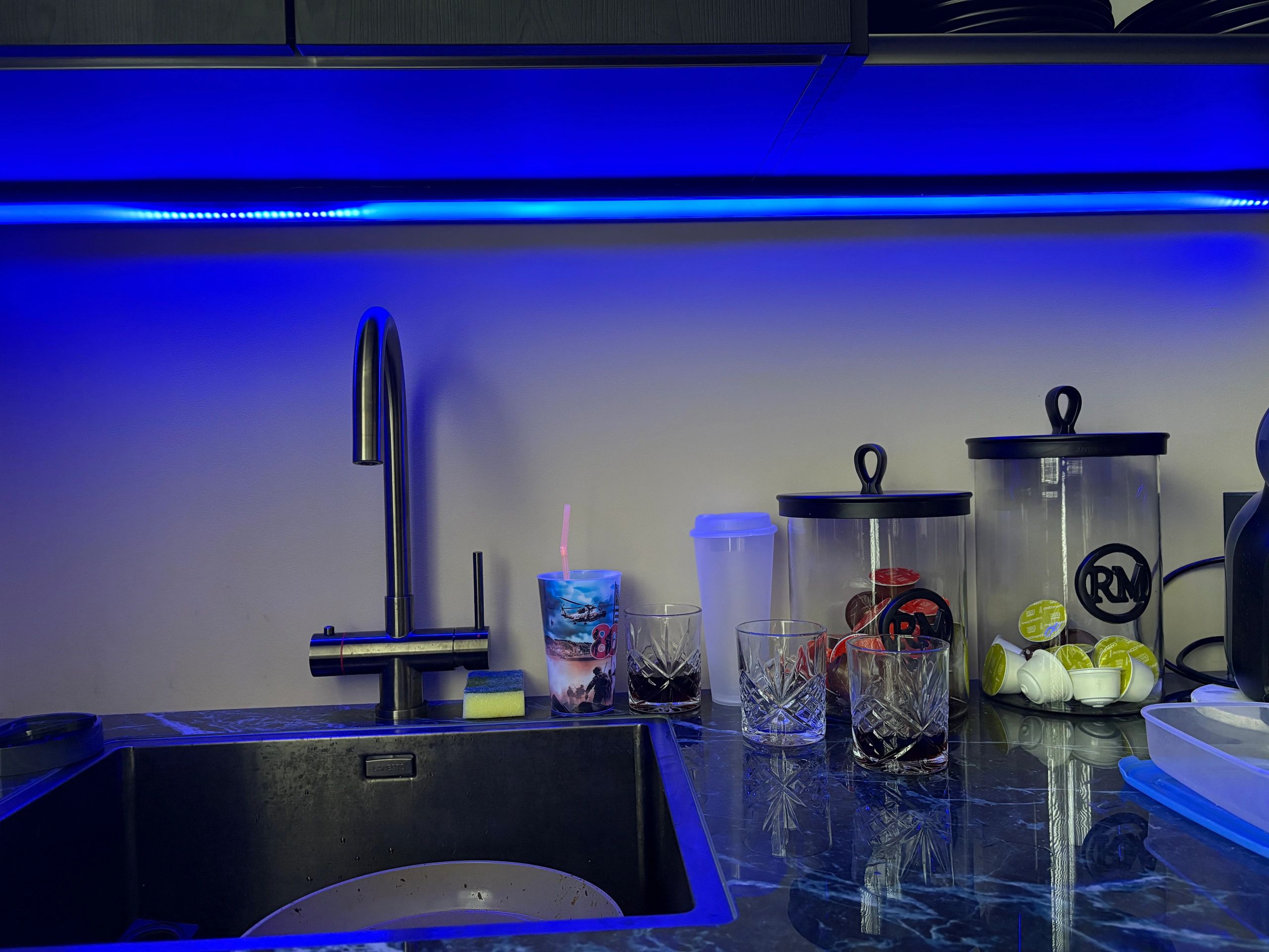 Aluminium Led Streifen Eckprofil schwarz 2M breit - Komplett mit Abdeckkappe