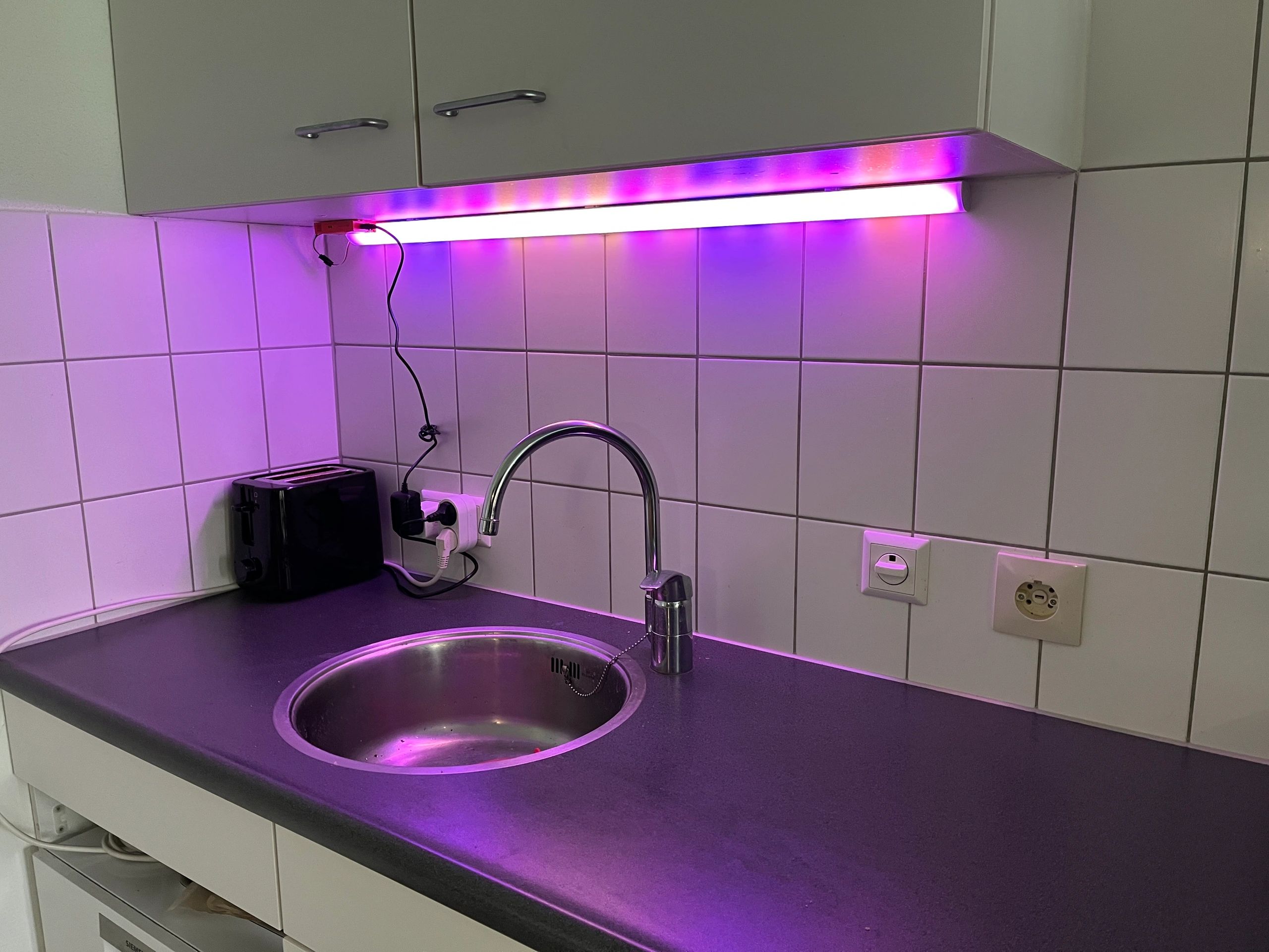LED Streifen Eckprofilbreit rundes Modell komplett inklusiv Abschlusskappe 1M