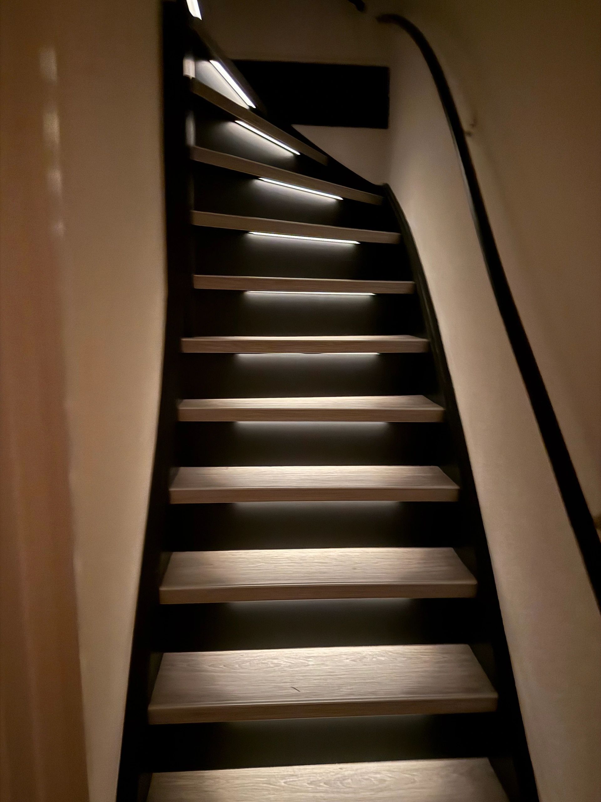 Einzelne Treppenbeleuchtung COB LED Streifen im Profil warmweiß